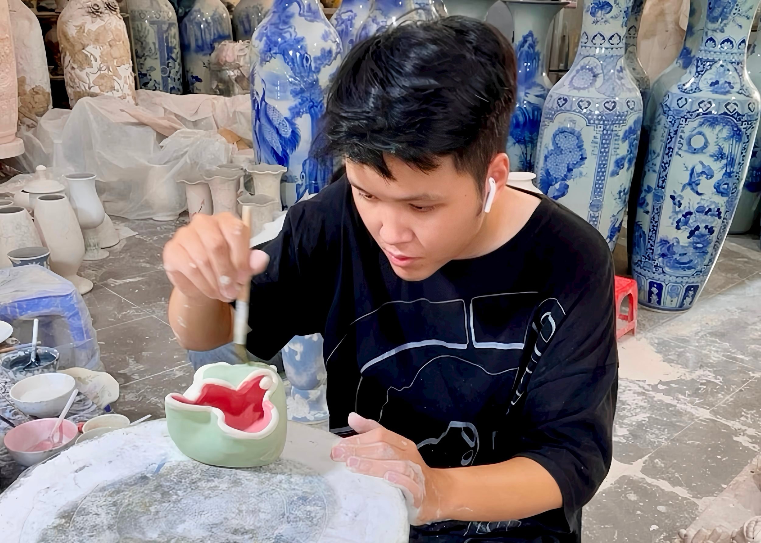 3.Anh Long luôn miệt mài trong xưởng, đôi tay khéo léo tạo nên những tác phẩm gốm độc đáo