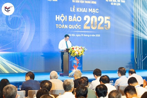 Đồng chí Lê Quốc Minh phát biểu mở đầu Lễ khai mạc Hội báo toàn quốc năm 2025. (Ảnh: CJC)