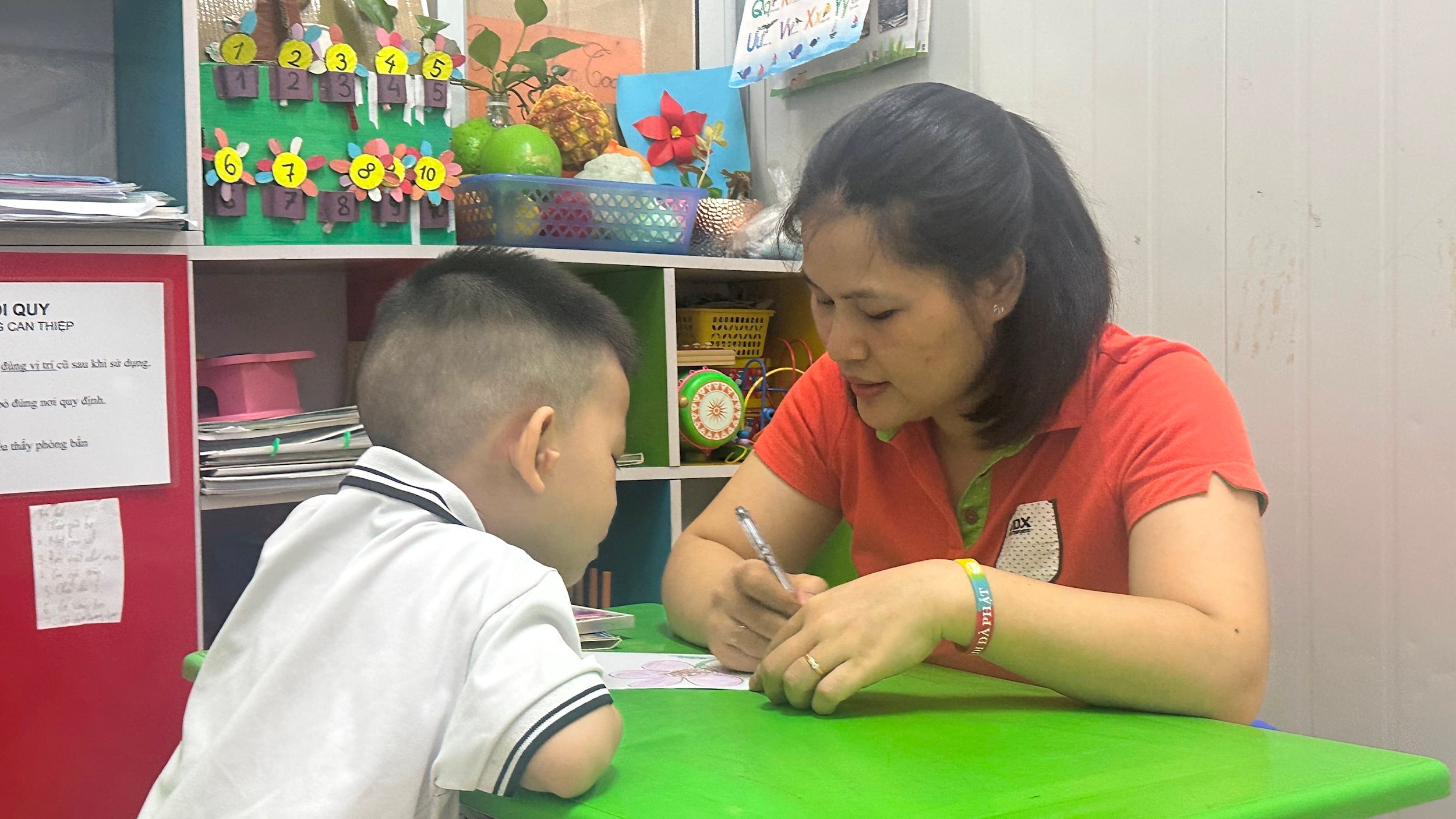 Sự chậm phát triển trí tuệ và giảm chú ý khiến hành trình học hỏi của em trở nên gian nan hơn. Việc ghi nhớ một từ mới với B đã là một nỗ lực lớn, và việc giữ nó lại trong trí nhớ còn là một thử thách lớn hơn. Với những trẻ chậm phát triển như B, ngay cả việc cầm bút tô màu cũng cần sự trợ giúp tỉ mỉ. Mỗi nét vẽ là một nỗ lực lớn của cả cô và trò để rèn luyện vận động tinh và khả năng tập trung.