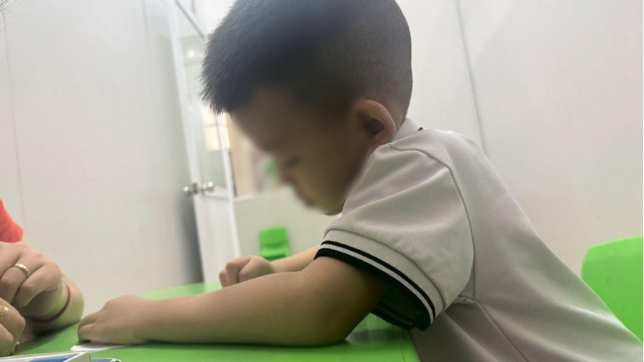 Trái ngược với V, em P.T.G.B lại có vẻ ngoan ngoãn, hiền lành. Nhưng đằng sau sự im lặng đó là một nỗi lo lớn: em bị chậm phát triển ngôn ngữ, trí tuệ và giảm tập trung chú ý. Dù đã 4 tuổi rưỡi, nhận thức của B chỉ tương đương một đứa trẻ 3 tuổi.