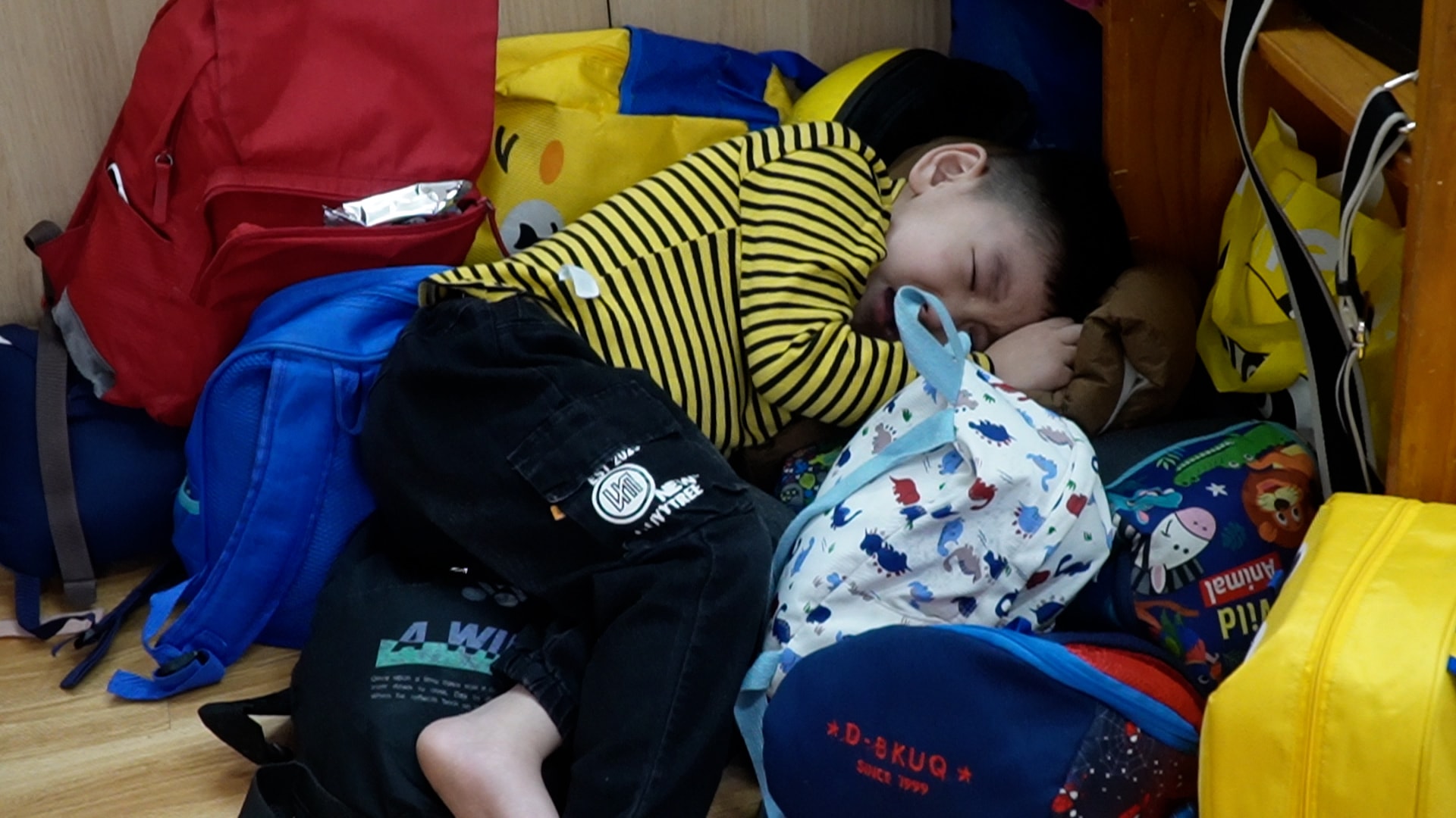 Với C.M.V, thế giới đôi khi thật khó hiểu và những cảm xúc bên trong lại quá mãnh liệt. Đôi lúc, em không thể tự kiểm soát hành vi và trở nên cáu giận, thậm chí là tự làm đau chính mình.