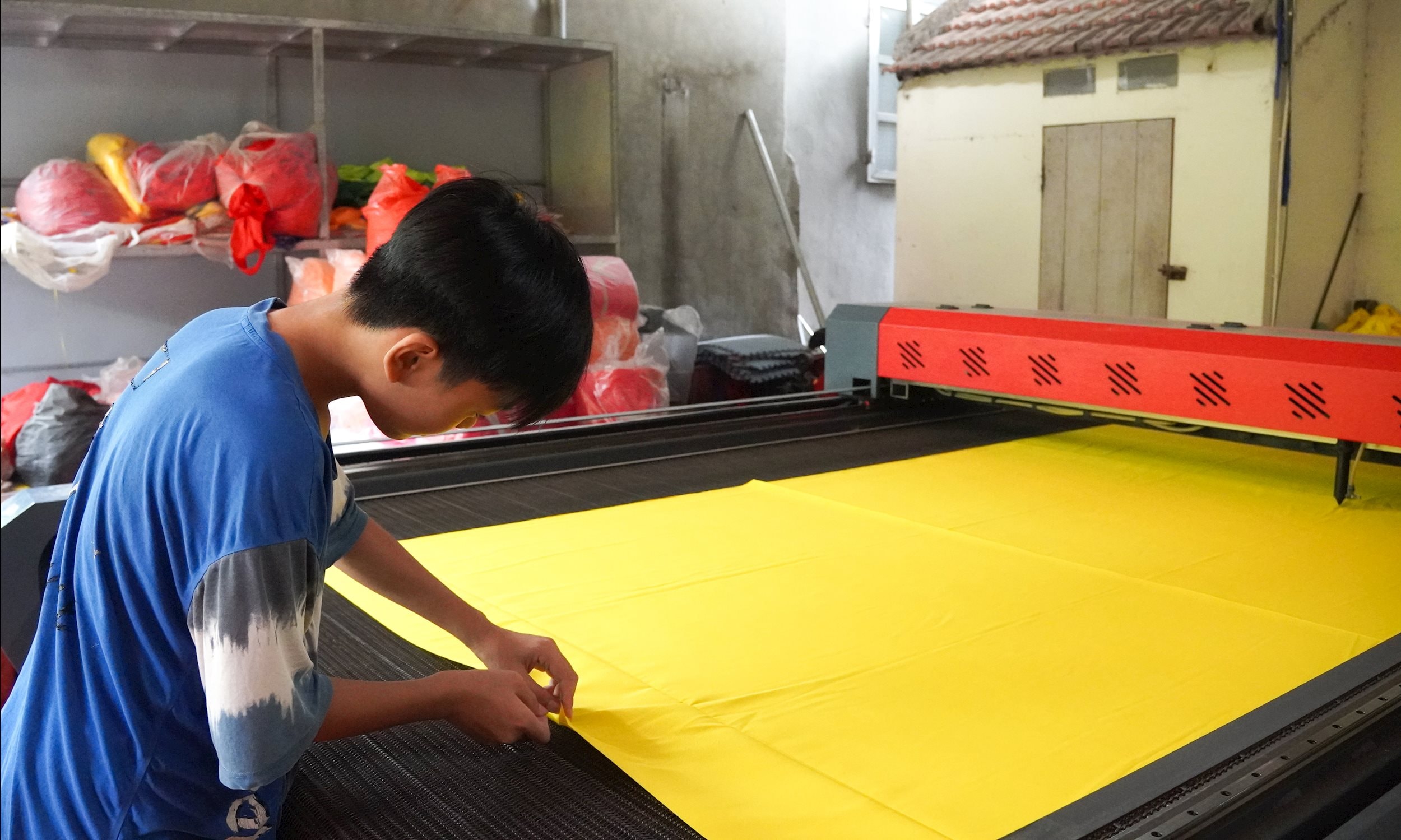 Ảnh (3)_ Tiếp nối nghề may cờ từ những thế hệ trẻ đầy nhiệt huyết (Ảnh_ Minh Nhật)