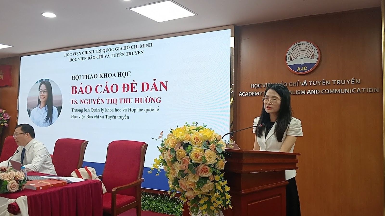 T.S. Nguyễn Thị Thu Hường Trưởng ban Quản lý khoa học và Hợp tác quốc tế Học viện báo chí và Tuyên truyền lên phát biểu. ( Ảnh: Nhật Quang)