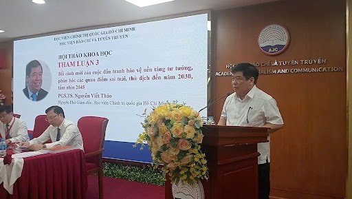 PGS, TS. Nguyễn Viết Thảo, Nguyên Phó Giám đốc Học viện Chính trị quốc gia Hồ Chí Minh trình bày tham luận tại Hội thảo. ( Ảnh: Nhật Quang)