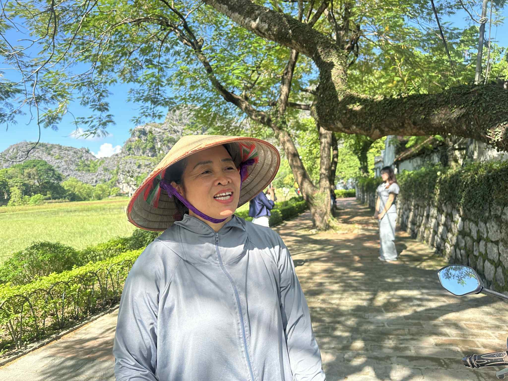 Ảnh Chị Ngô Thị Tâm chia sẻ về điều kiện tuyển chọn nữ giới trong nghi thức rước kiệu của lễ hội rước nước (Ảnh_ Trà My)