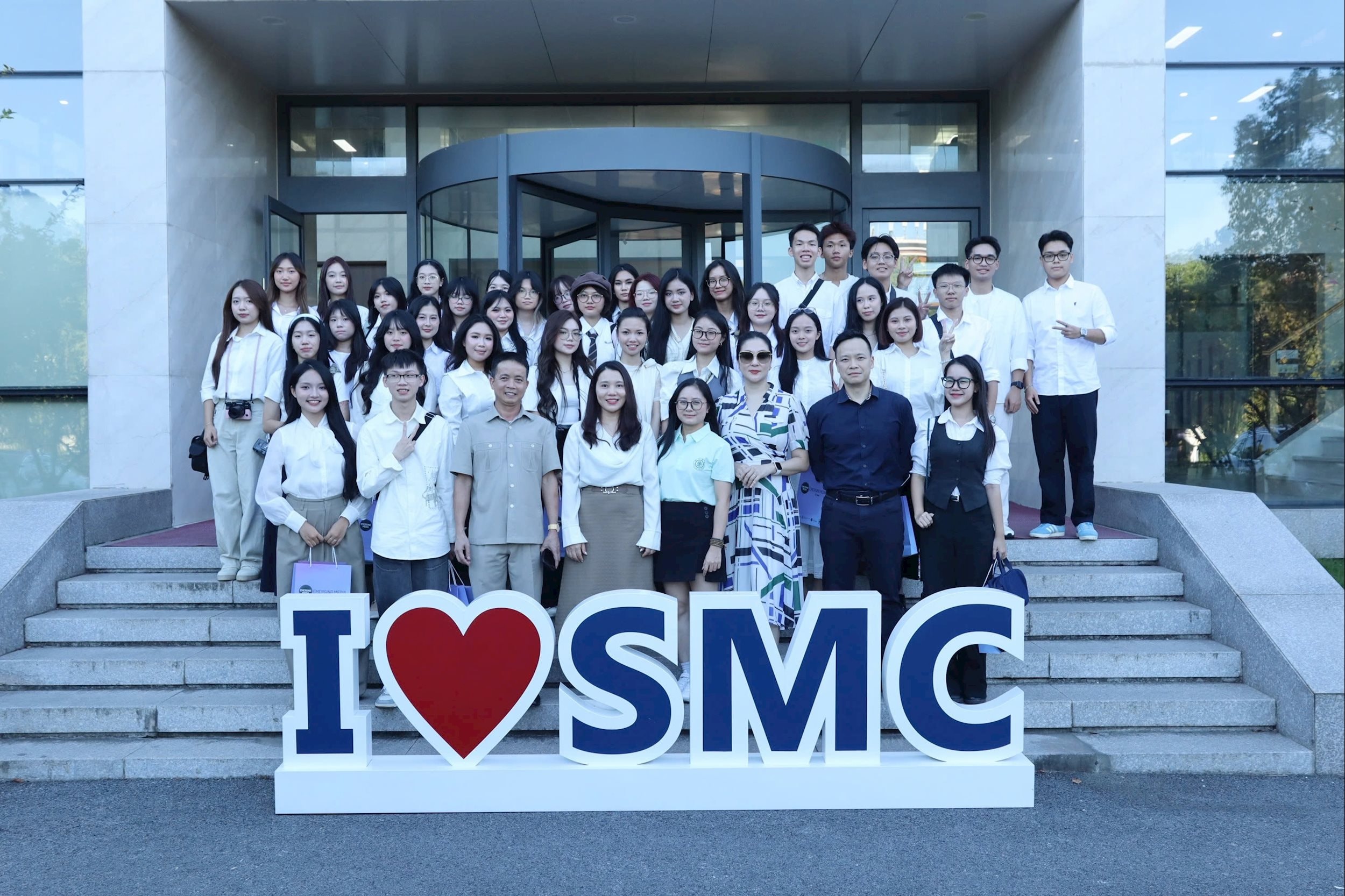 Đoàn sinh viên báo chí chụp ảnh kỷ niệm với trường đại học Giao Thông Thượng Hải. (Ảnh: FaHọc viện Báo Chí và Tuyên Truyền)