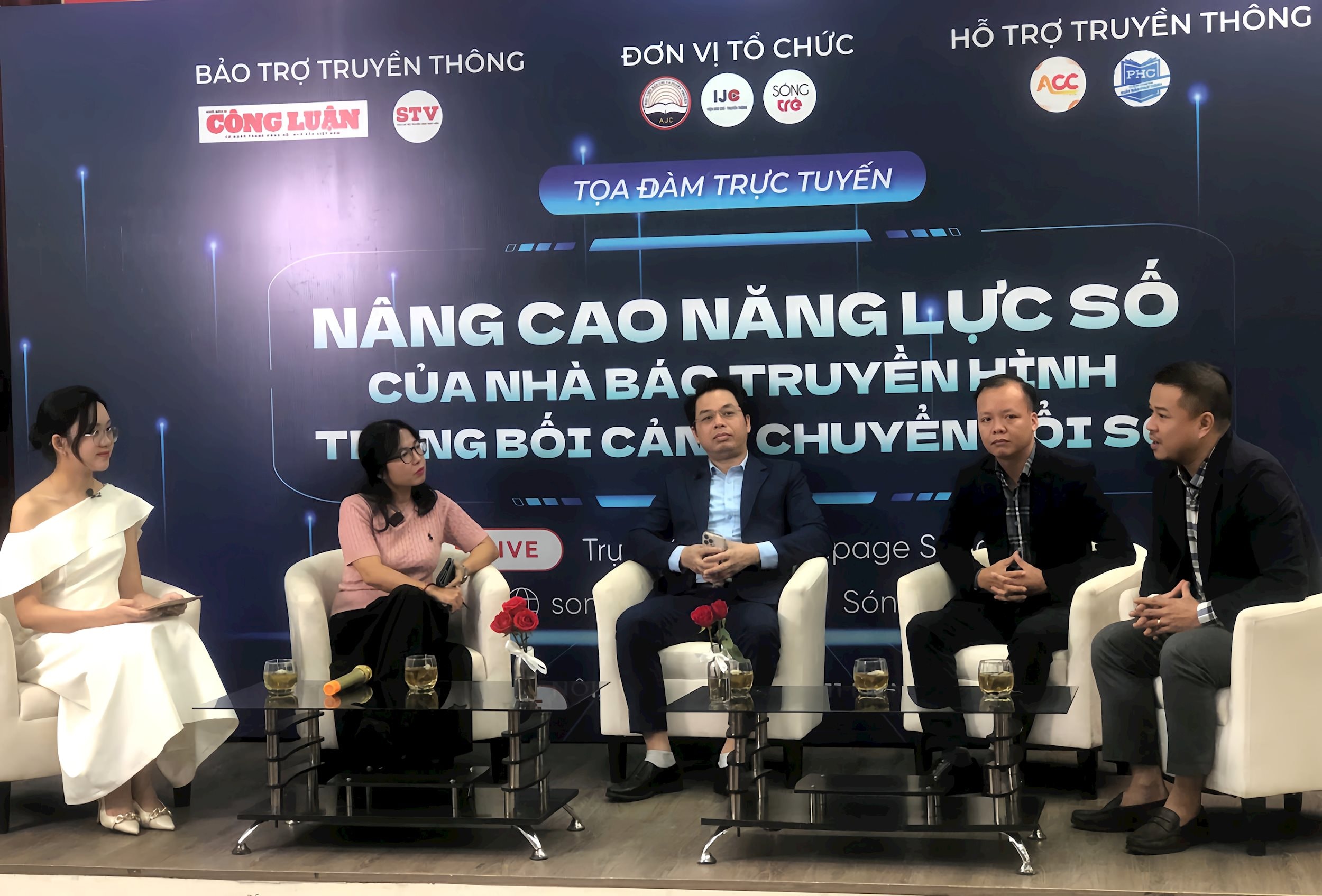 PGS. TS. Đinh Thị Thu Hằng trao tặng hoa và chụp ảnh lưu niệm với các vị diễn giả trước khi bước vào nội dung thảo luận. (Ảnh: Khánh Vinh)