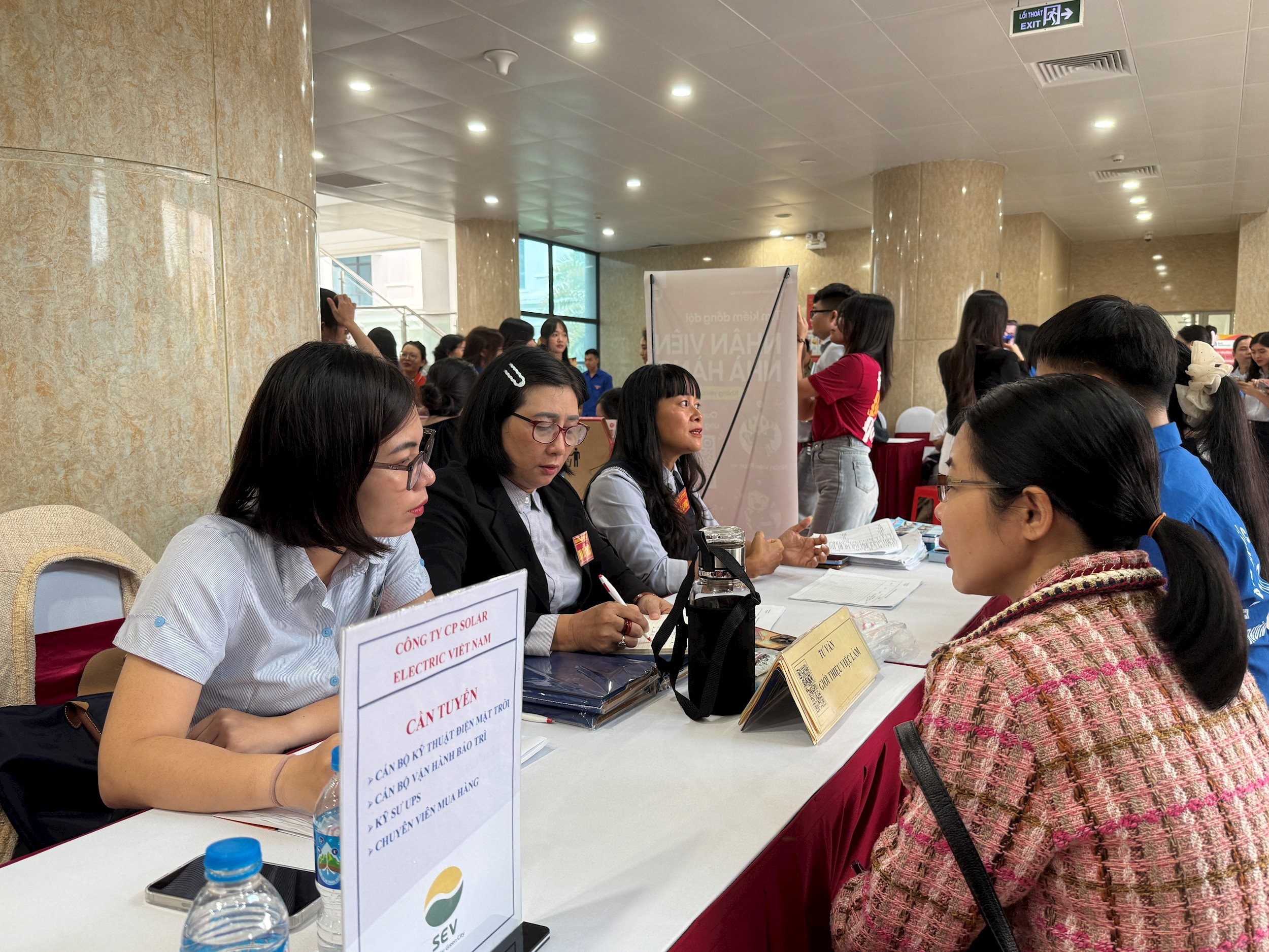 Lãnh đạo Sở Nội vụ thành phố Hà Nội và địa phương nắm bắt các chính sách tuyển dụng của doanh nghiệp. (Ảnh: Lê Vi)