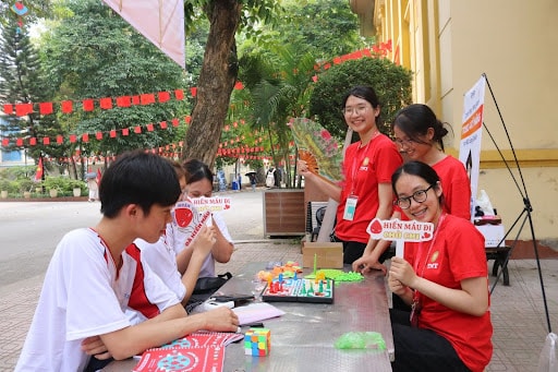 Các tình nguyện viên nhiệt tình điều phối, hỗ trợ người dân tham gia hiến máu.