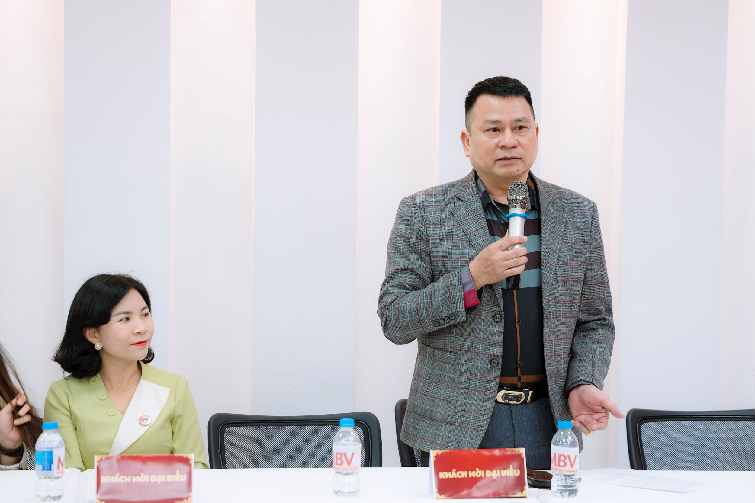 Đại biểu báo chí đặt câu hỏi tại họp báo, trao đổi cùng Ban Tổ chức về nội dung chương trình “Cống hiến vì Cộng đồng” năm 2025.