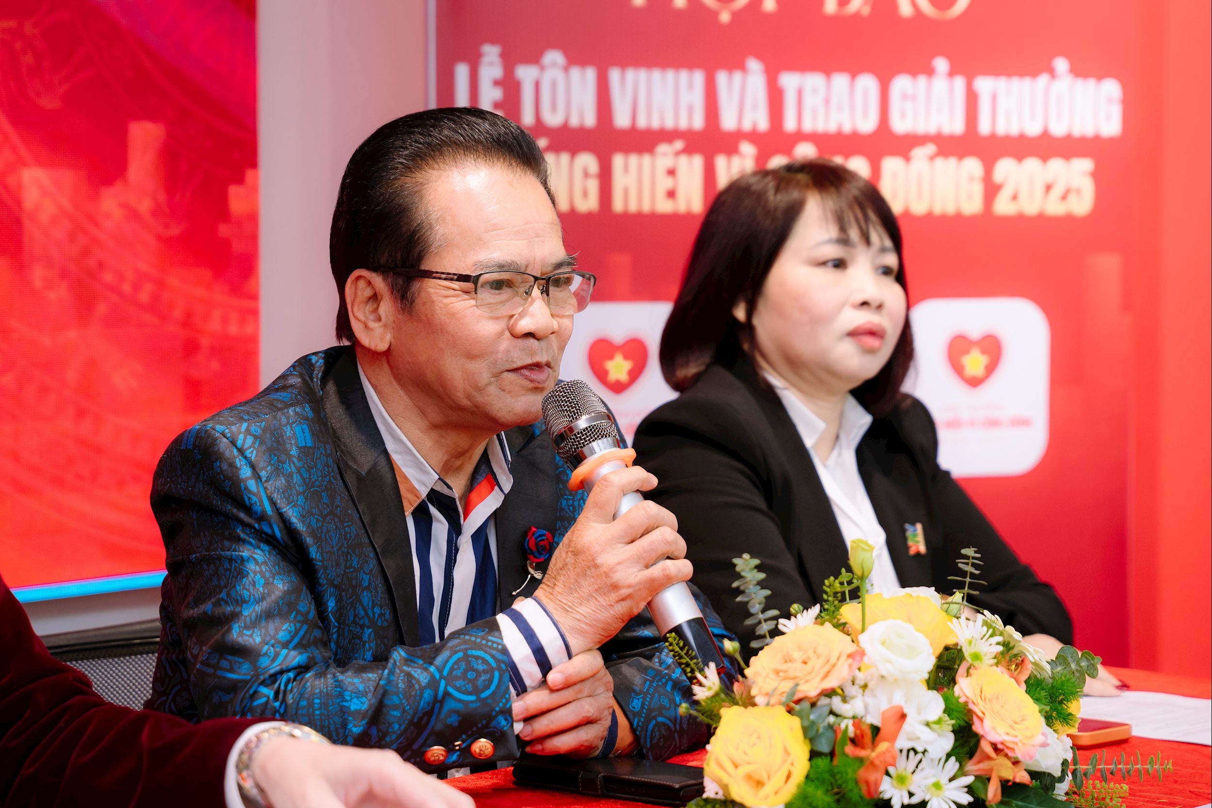 Đại tá, NSND Trần Nhượng – Đại sứ Nhân ái của Cộng đồng Tình nguyện Việt Nam, chia sẻ thông điệp nhân văn và đồng hành cùng chương trình.