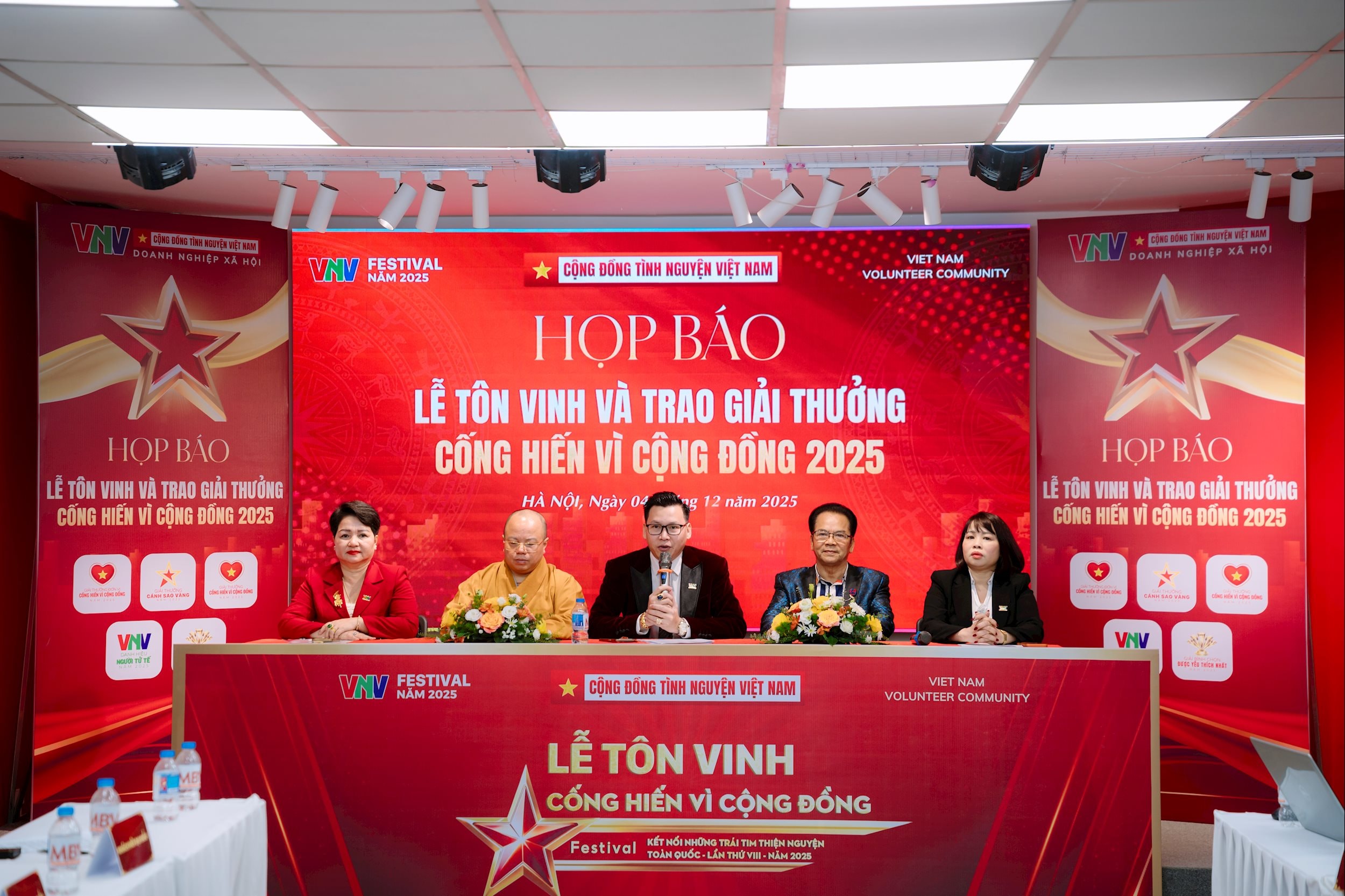 Ban Tổ chức chủ trì họp báo Lễ Tôn vinh và Trao giải thưởng “Cống hiến vì Cộng đồng” năm 2025, công bố những thông tin trọng tâm của chương trình và định hướng hoạt động trong mùa thiện nguyện mới. (1)