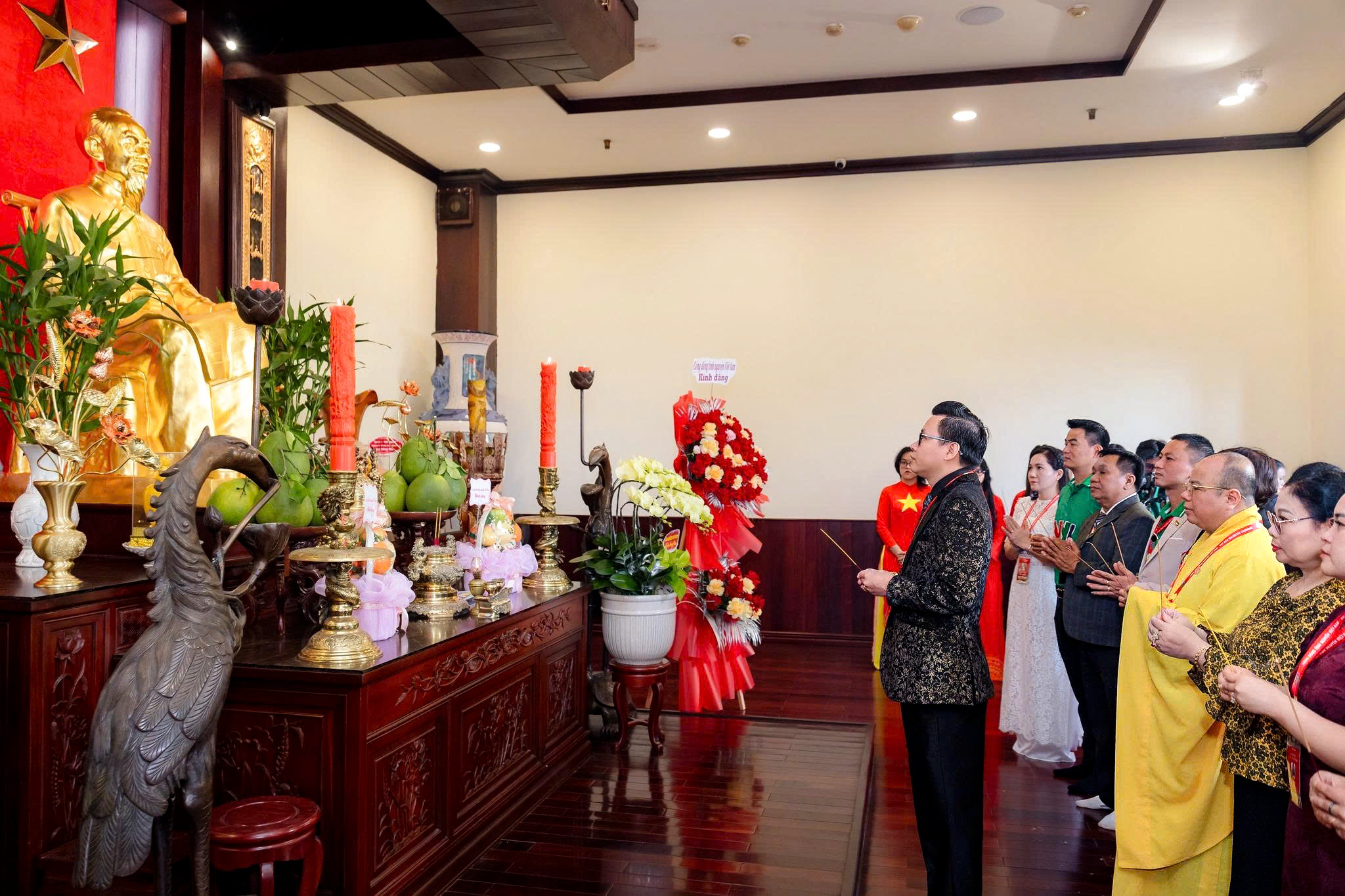 Ảnh 3_ Khoảnh khắc trang trọng tại Lễ Tôn vinh & Trao Giải thưởng “Cống hiến vì Cộng đồng” 2025 - nơi những hành trình bền bỉ được gọi tên.