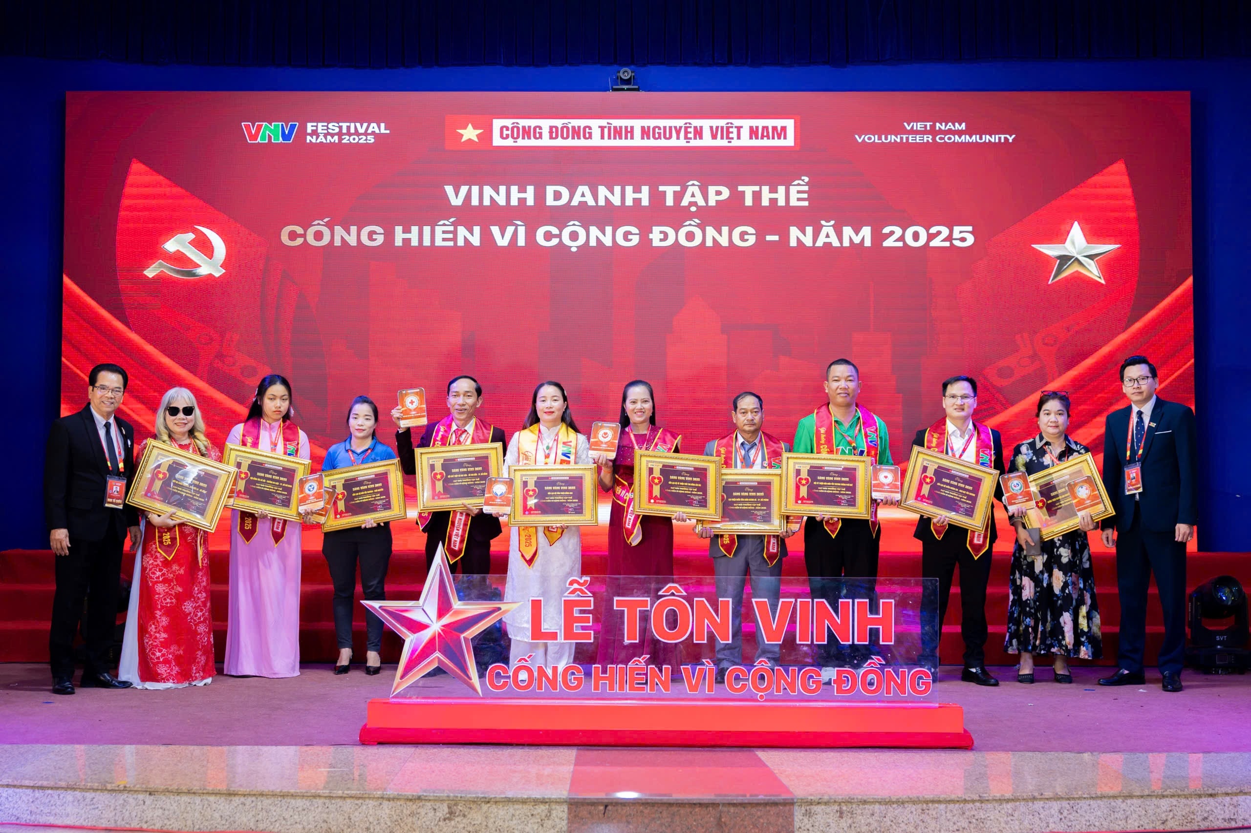 Ảnh 4 (1)_ Đại diện các cá nhân và tập thể tiêu biểu nhận Giải thưởng “Cống hiến vì Cộng đồng” năm 2025.