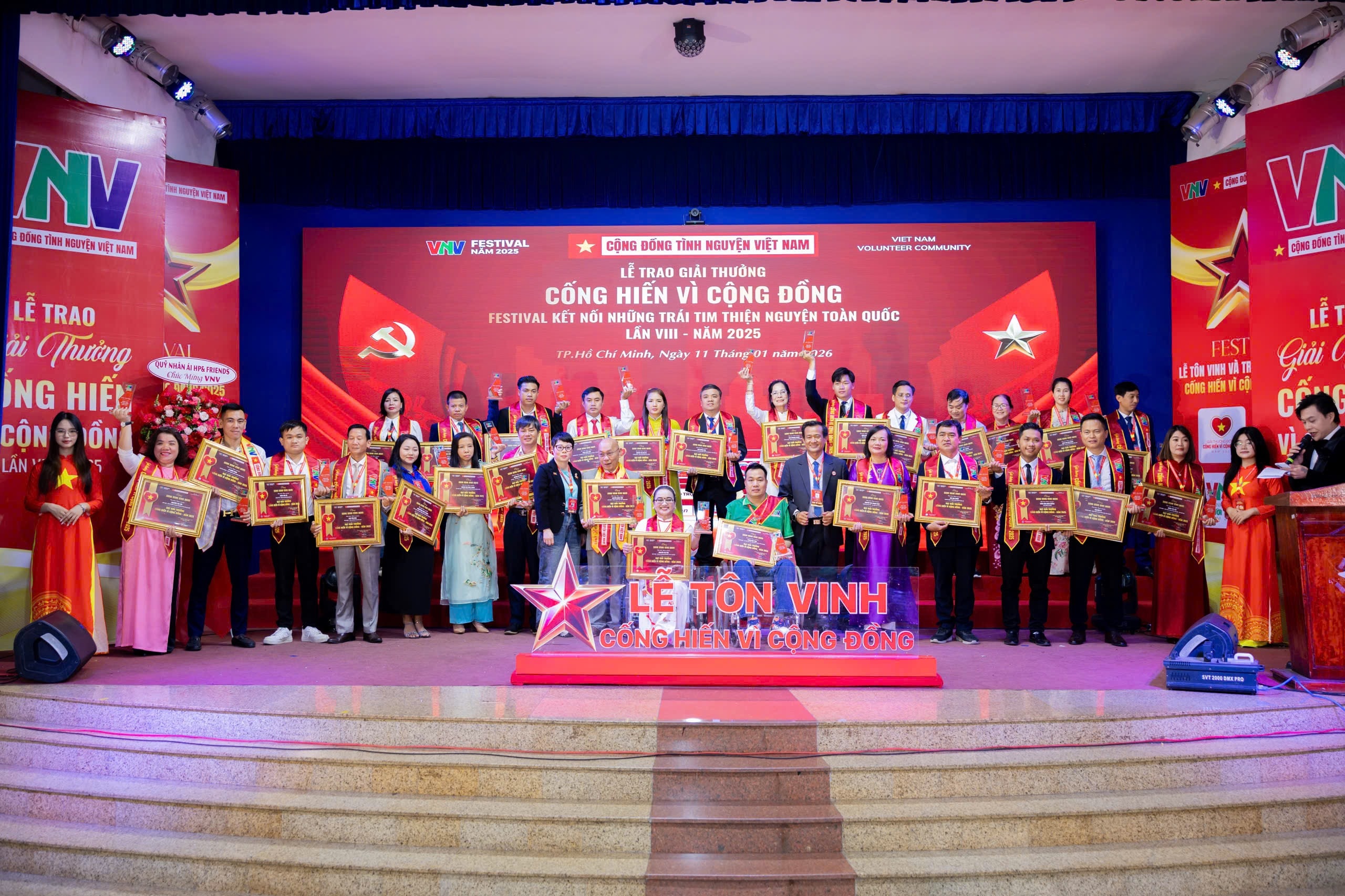 Ảnh 4 (2)_ Đại diện các cá nhân và tập thể tiêu biểu nhận Giải thưởng “Cống hiến vì Cộng đồng” năm 2025.