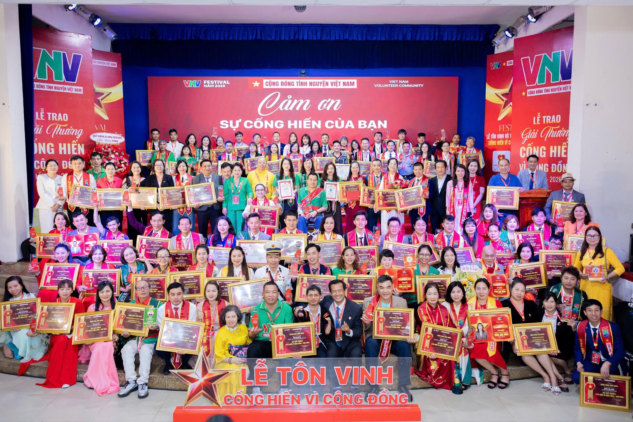 Ảnh 7_ Tập thể đại biểu, thủ lĩnh thiện nguyện và Ban Tổ chức tại Festival “Kết nối những Trái tim Thiện nguyện Toàn quốc” lần thứ VIII - TP.HCM, năm 2025.