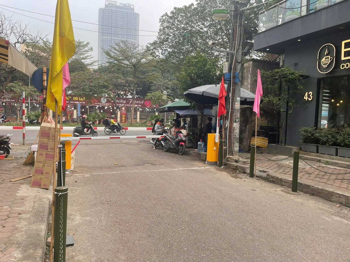 Barie được lắp tại cổng số 45 Nguyễn Phong Sắc của Học viện Báo chí và Tuyên truyền.