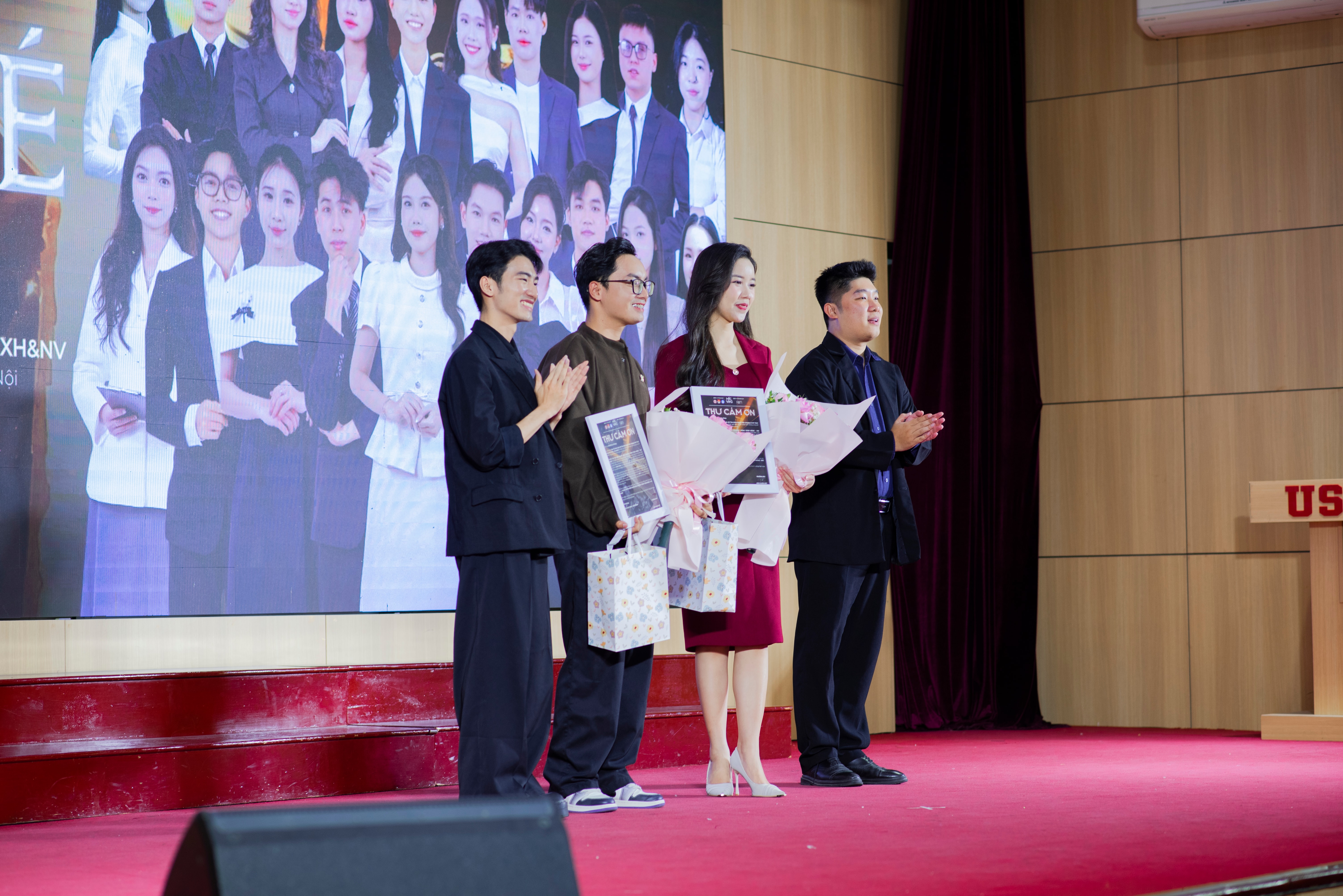 GK Minh Châu và Lê Thông nhận quà từ BTC