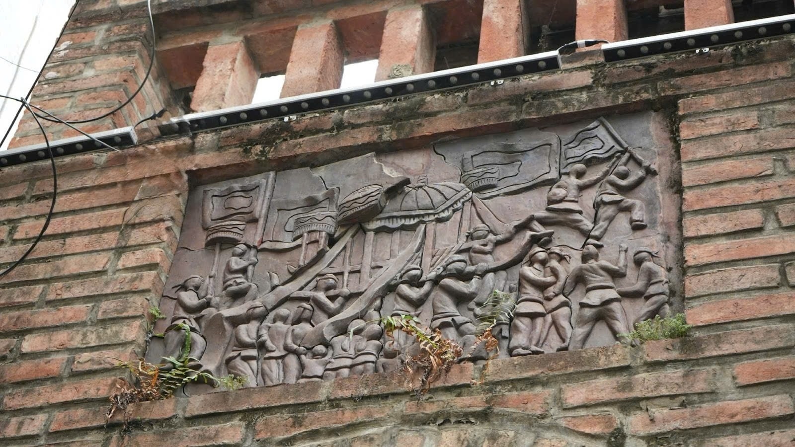 Cảnh lễ hội rước kiệu tri ân Tổ nghề được chạm khắc tỉ mỉ ngay trên cổng làng Vạn Phúc (1)