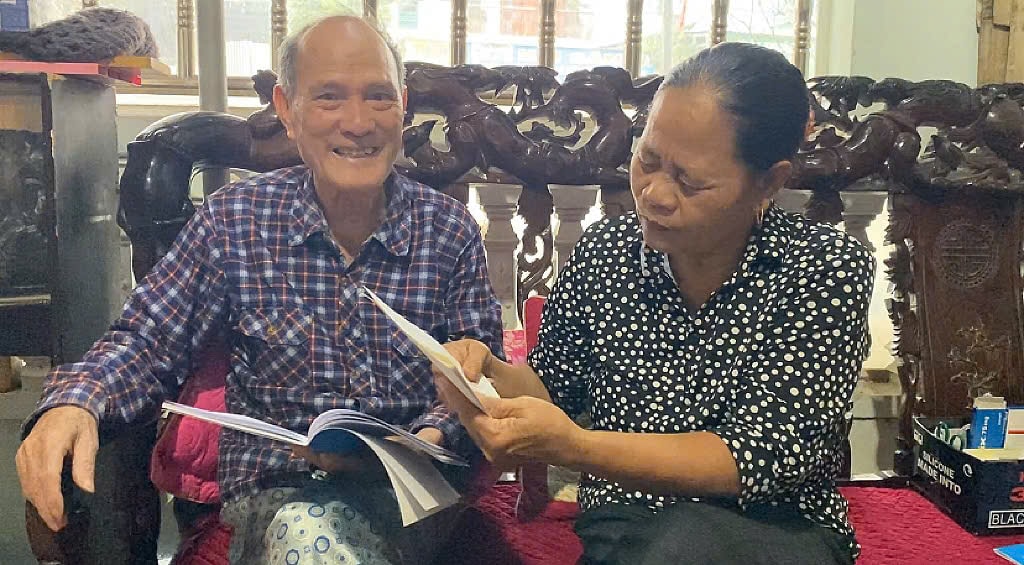 Nghệ sĩ ưu tú Trần Quốc Minh (trái) cùng bà Hồng (phải) trao đổi về bài hát dân ca do ông Minh sáng tác. (Ảnh: Trần Trang)