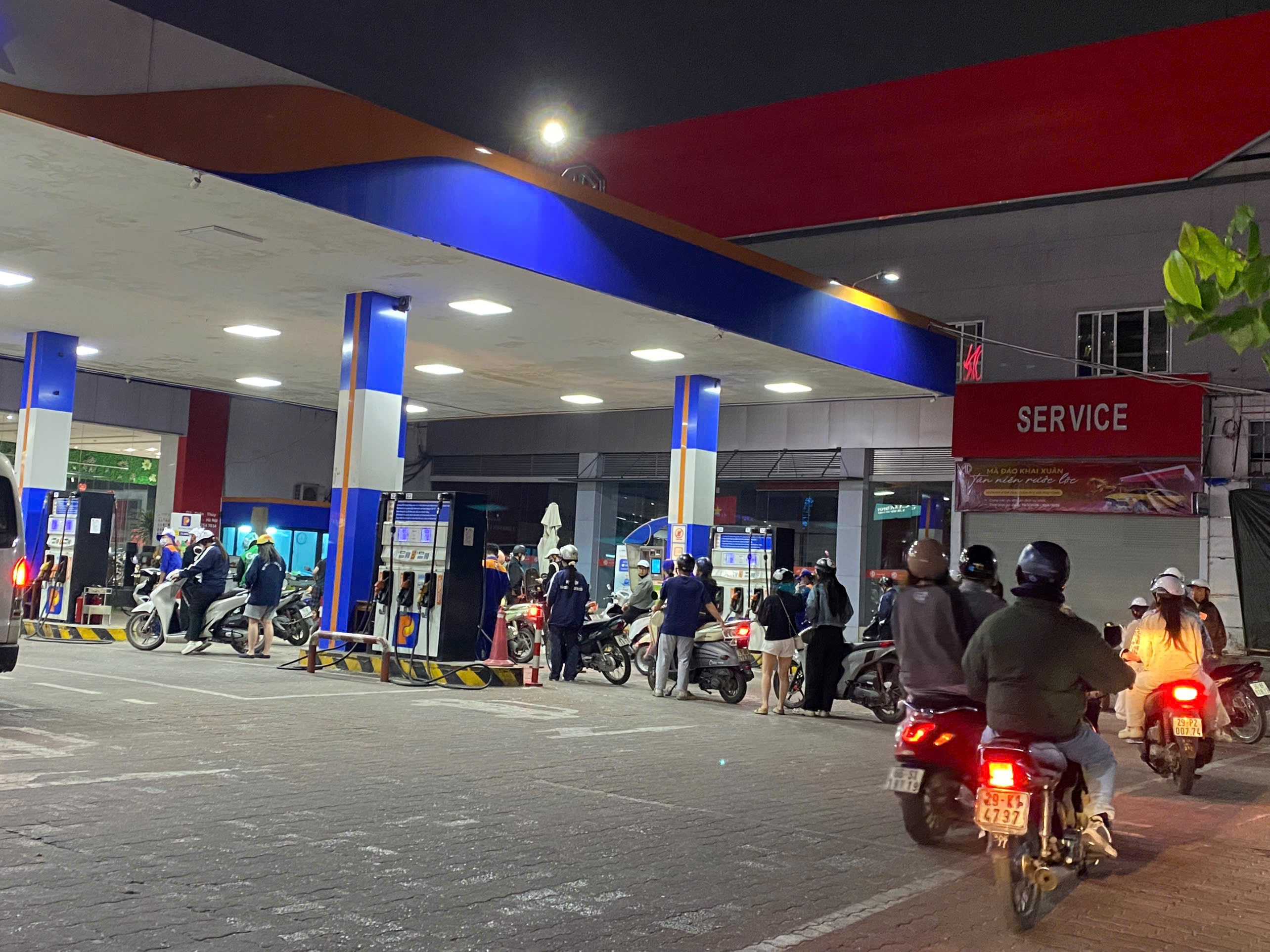 Hàng dài người mua xăng tại điểm bán xăng dầu Petrolimex số 60 đường Xuân Thủy