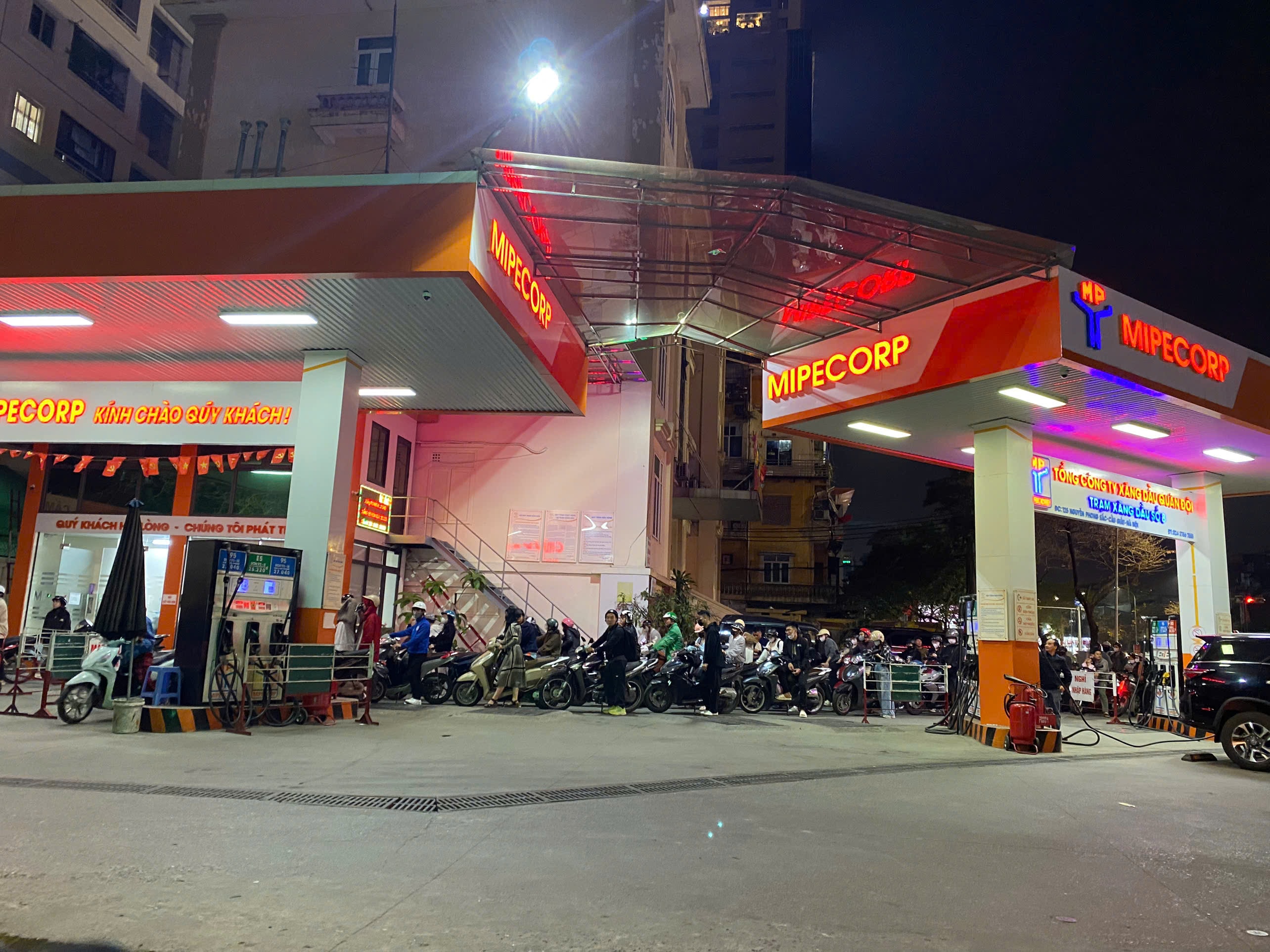 Hình ảnh người xếp hàng dài mua xăng tại điểm bán xăng dầu Mipecorp số 8 đường Nguyễn Phong Sắc