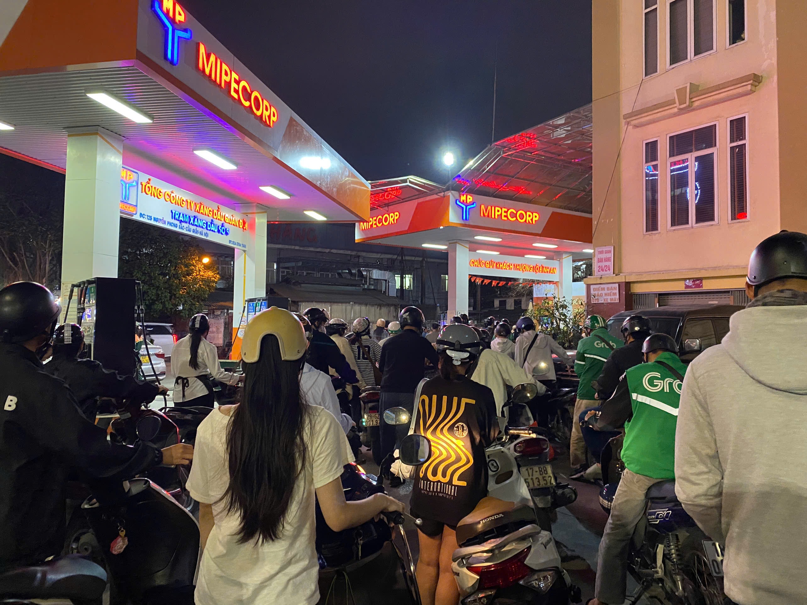 Mọi người nối đuôi nhau xếp theo hàng đi mua 