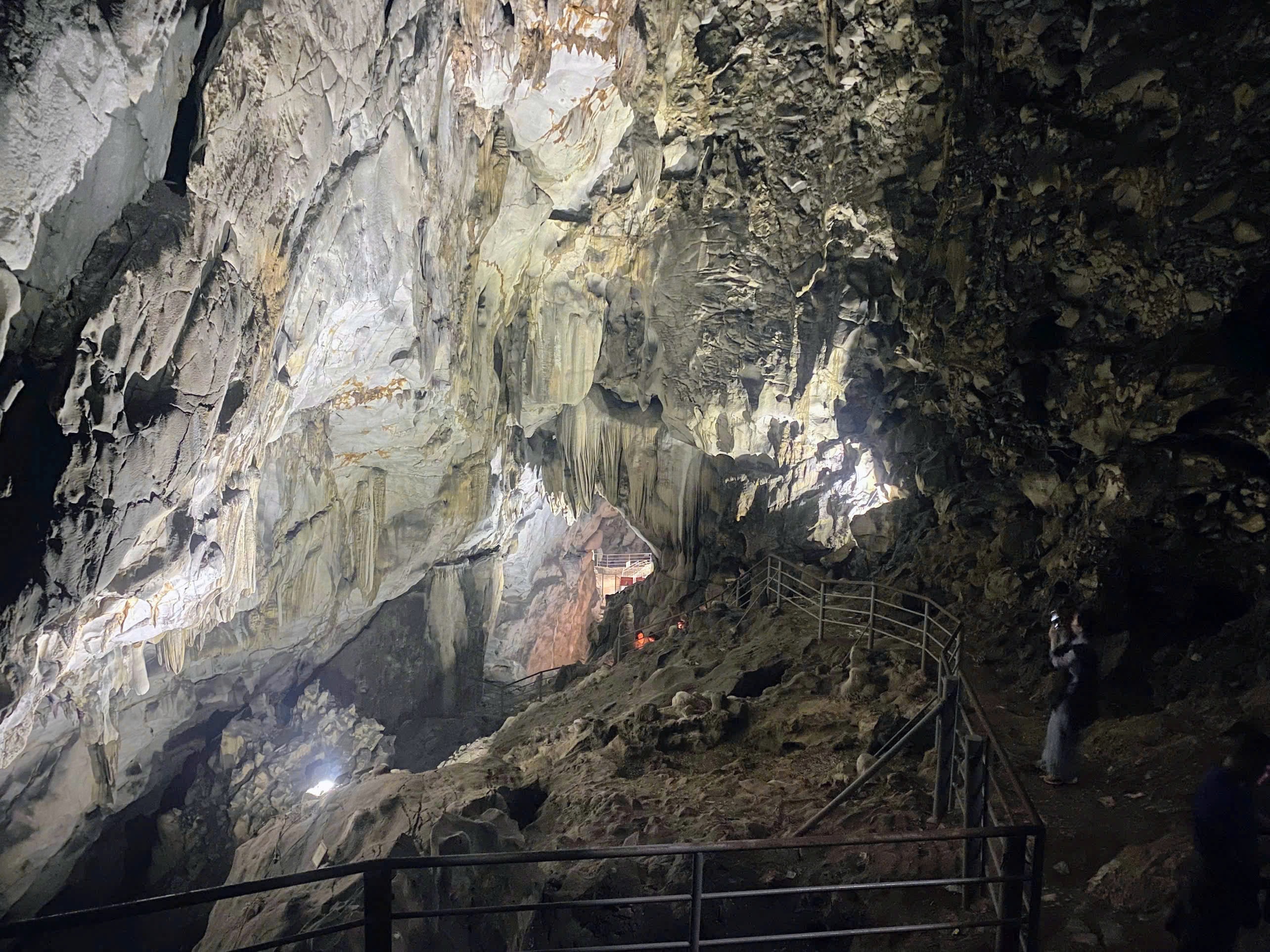 (1) Không gian hang Cắc Cớ nhìn từ lối đi xuống gần cửa hang