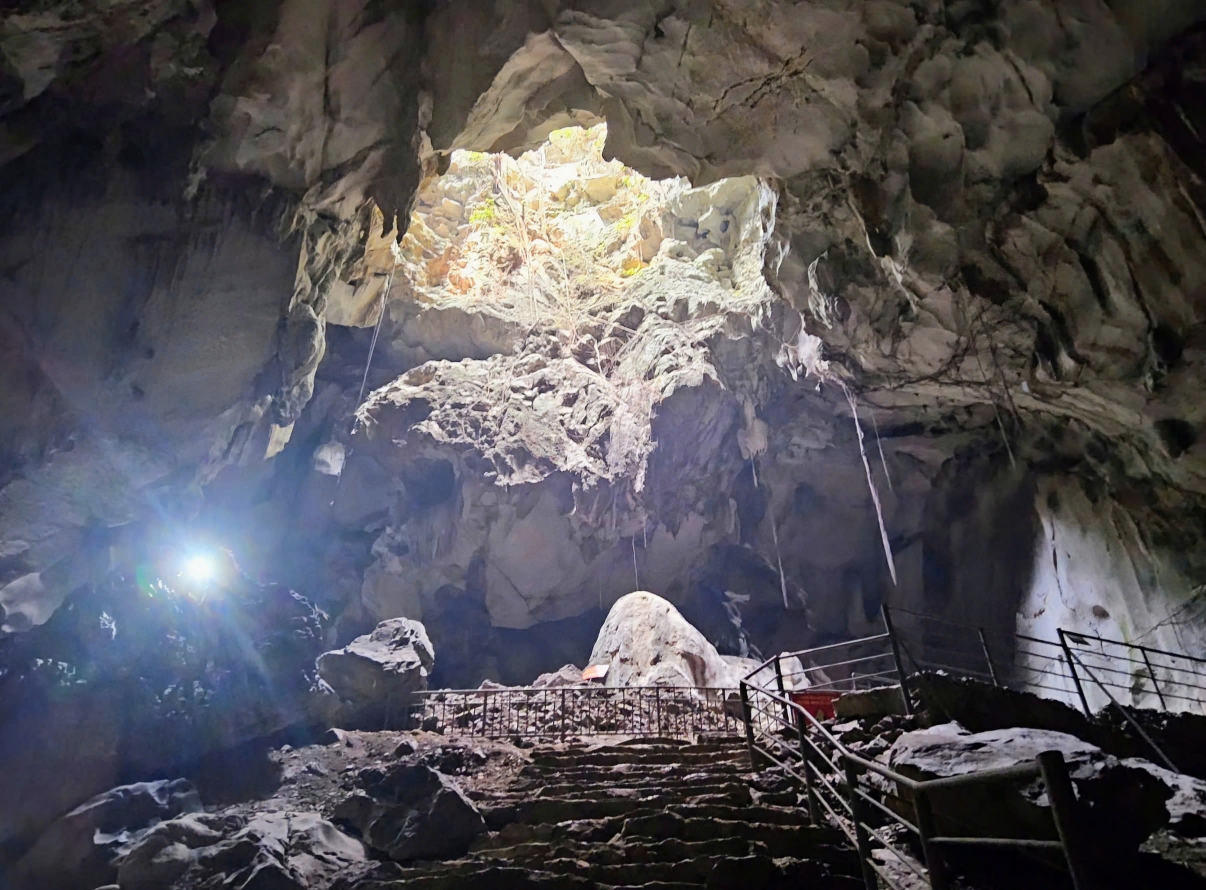 (2) Ánh sáng từ “cổng trời” chiếu xuống soi sáng không gian tối tăm trong lòng hang Cắc Cớ