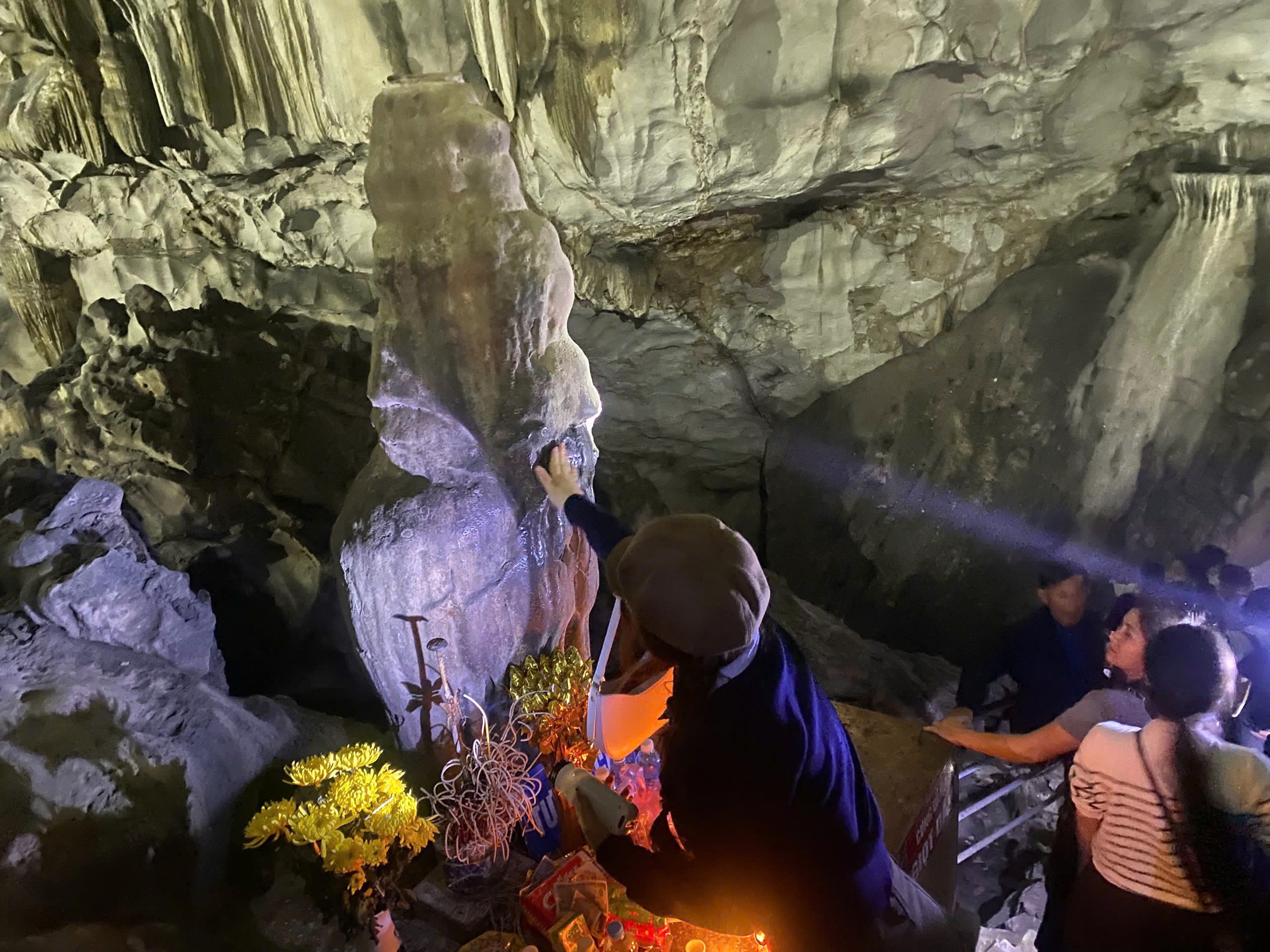 (3) Du khách xoa “tim” tượng Cậu để cầu tình duyên