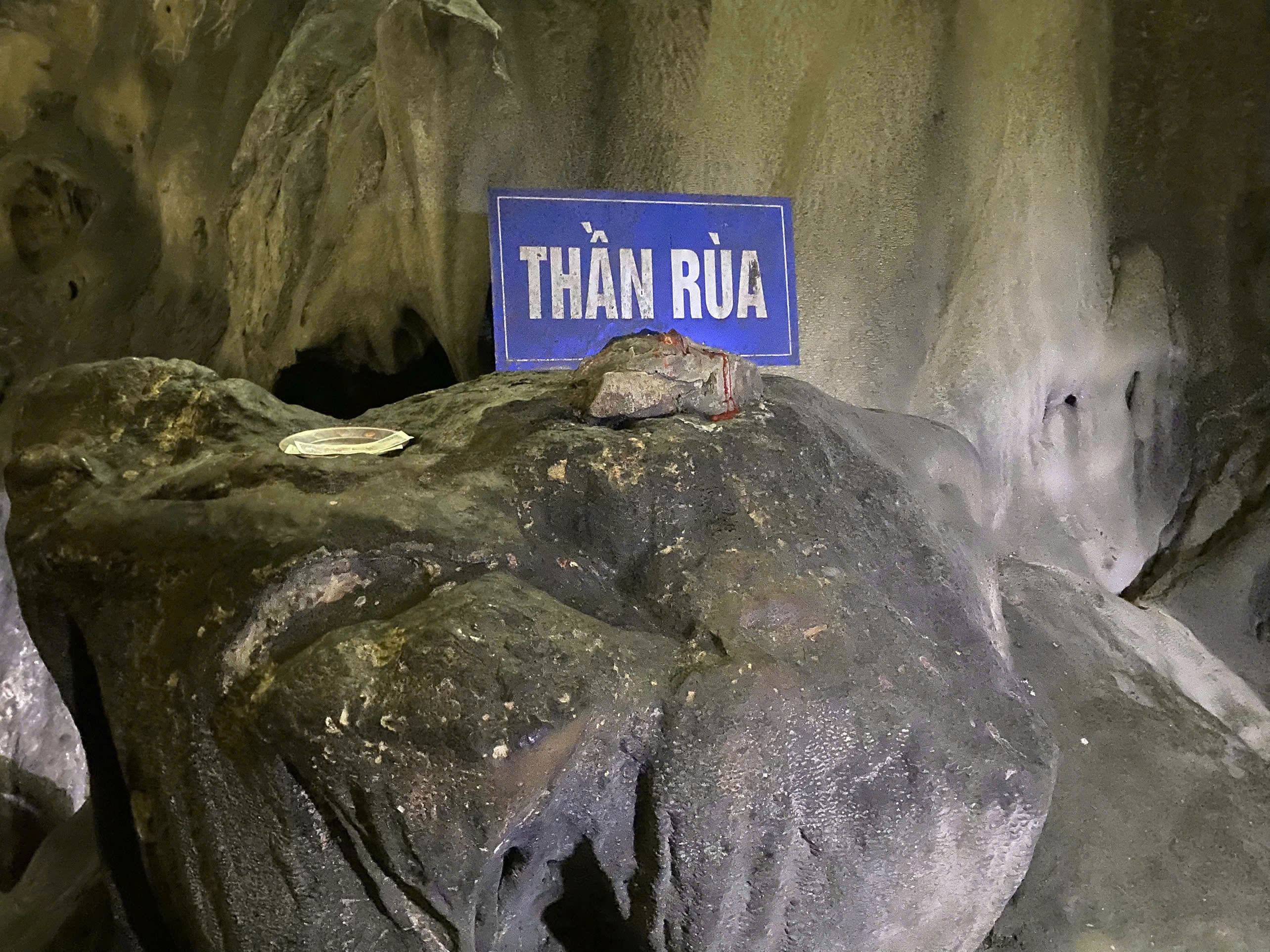 (4) Thần Rùa - nơi du khách xoa đầu tượng để cầu tài lộc