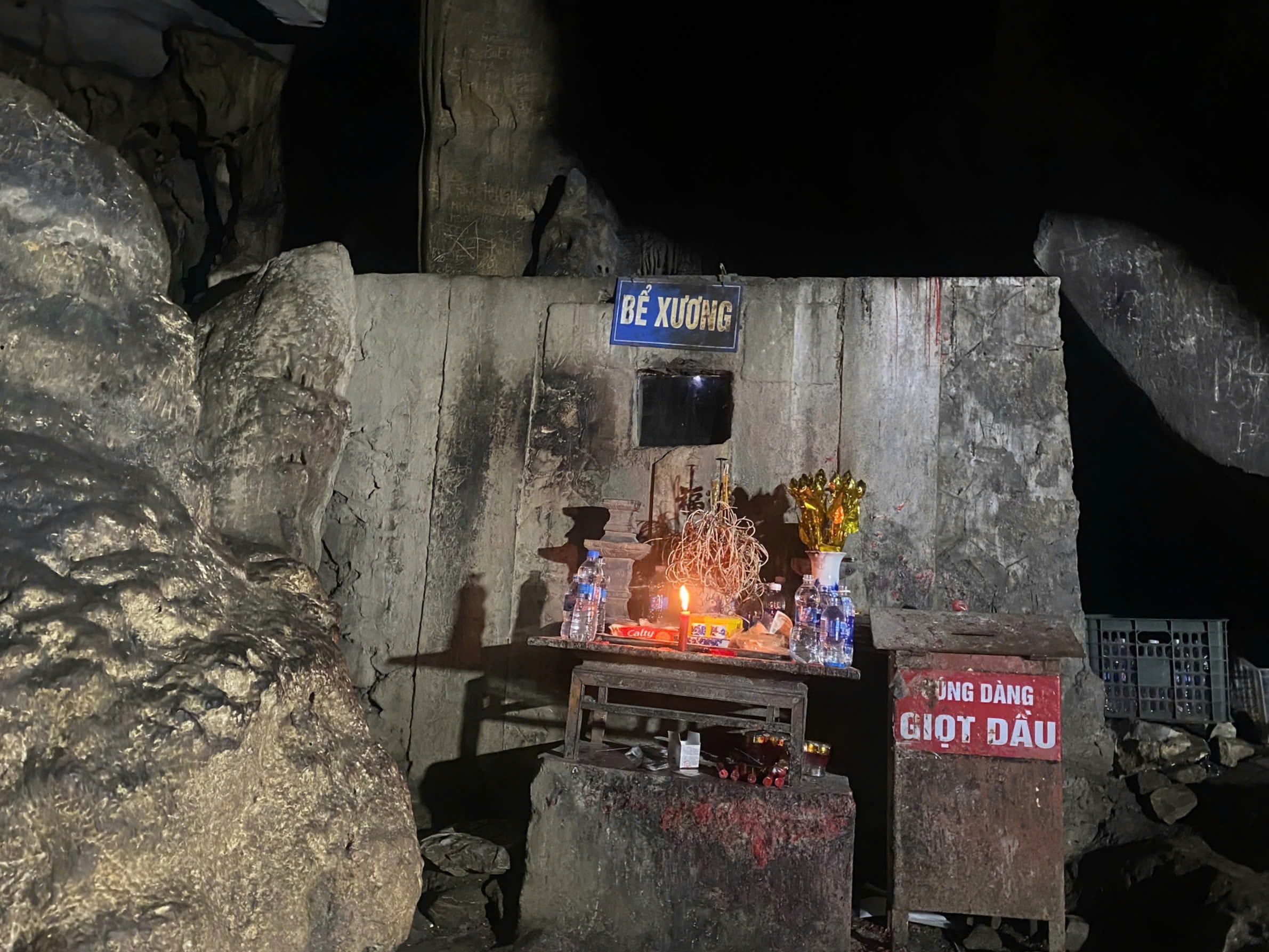 (8) Bể xương - nơi được cho là chứa 3600 bộ xương người