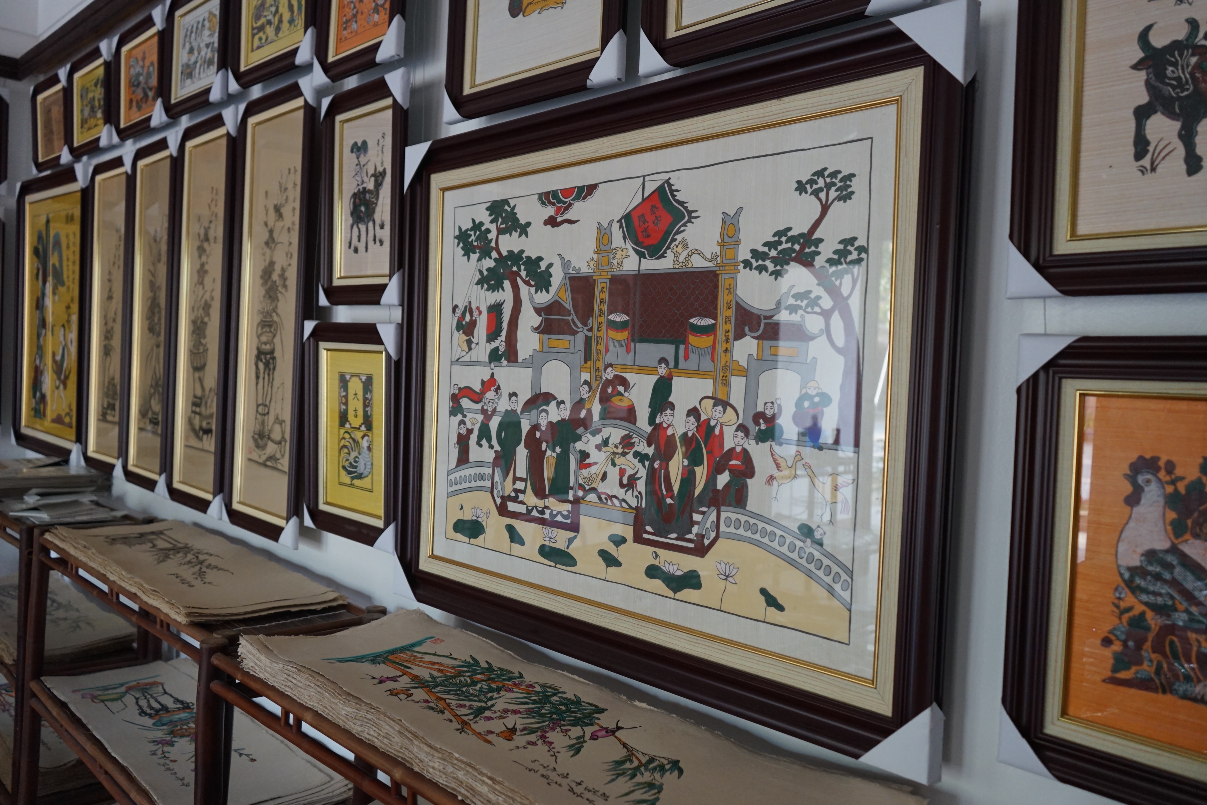 Những bức tranh khổ lớn tái hiện cảnh sinh hoạt, lễ hội làng quê. Mỗi nét vẽ, mảng màu đều chứa đựng ước vọng về cuộc sống ấm no, hạnh phúc.