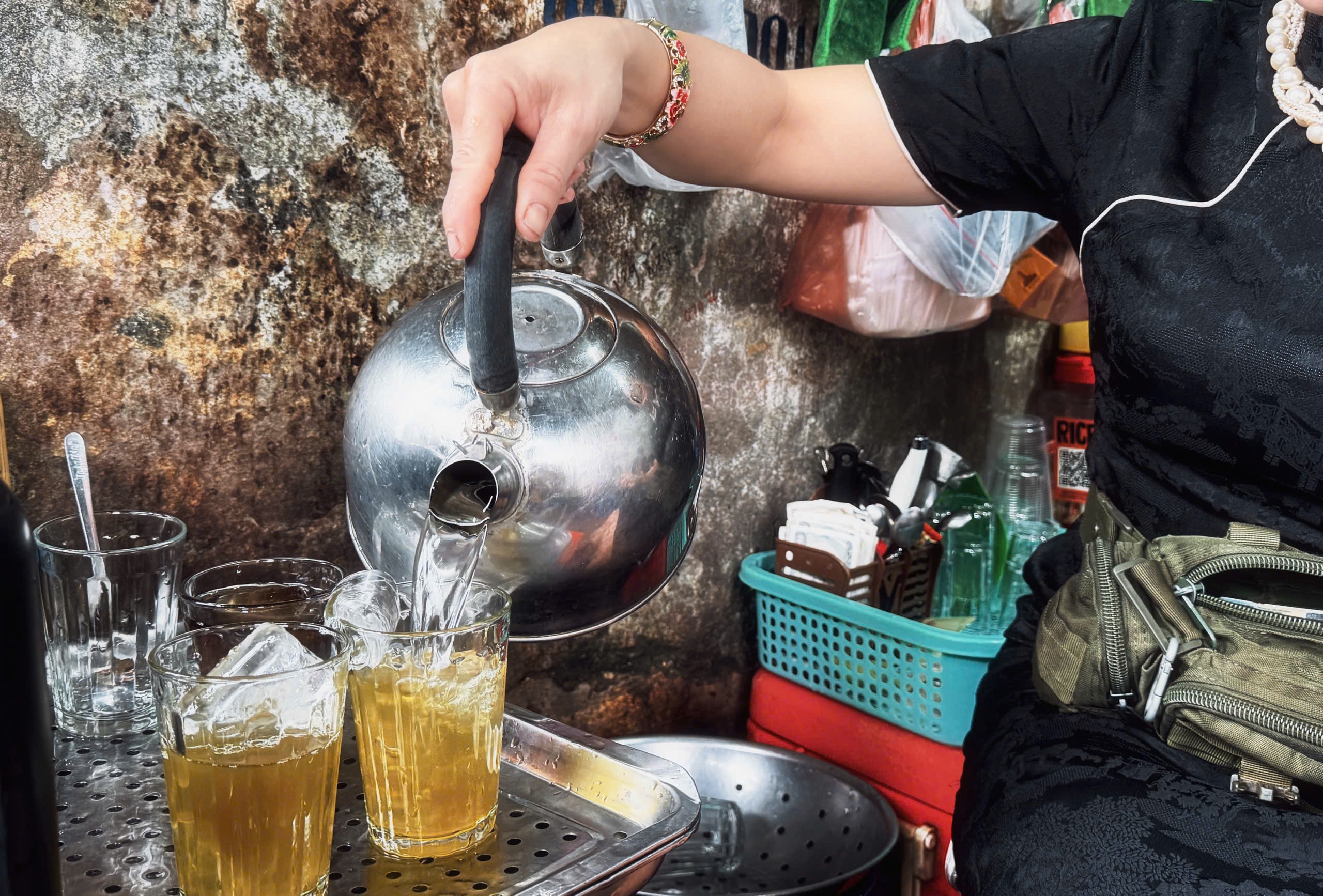 Ly trà đá mát lạnh, đặc sản phố phường Hà Nội