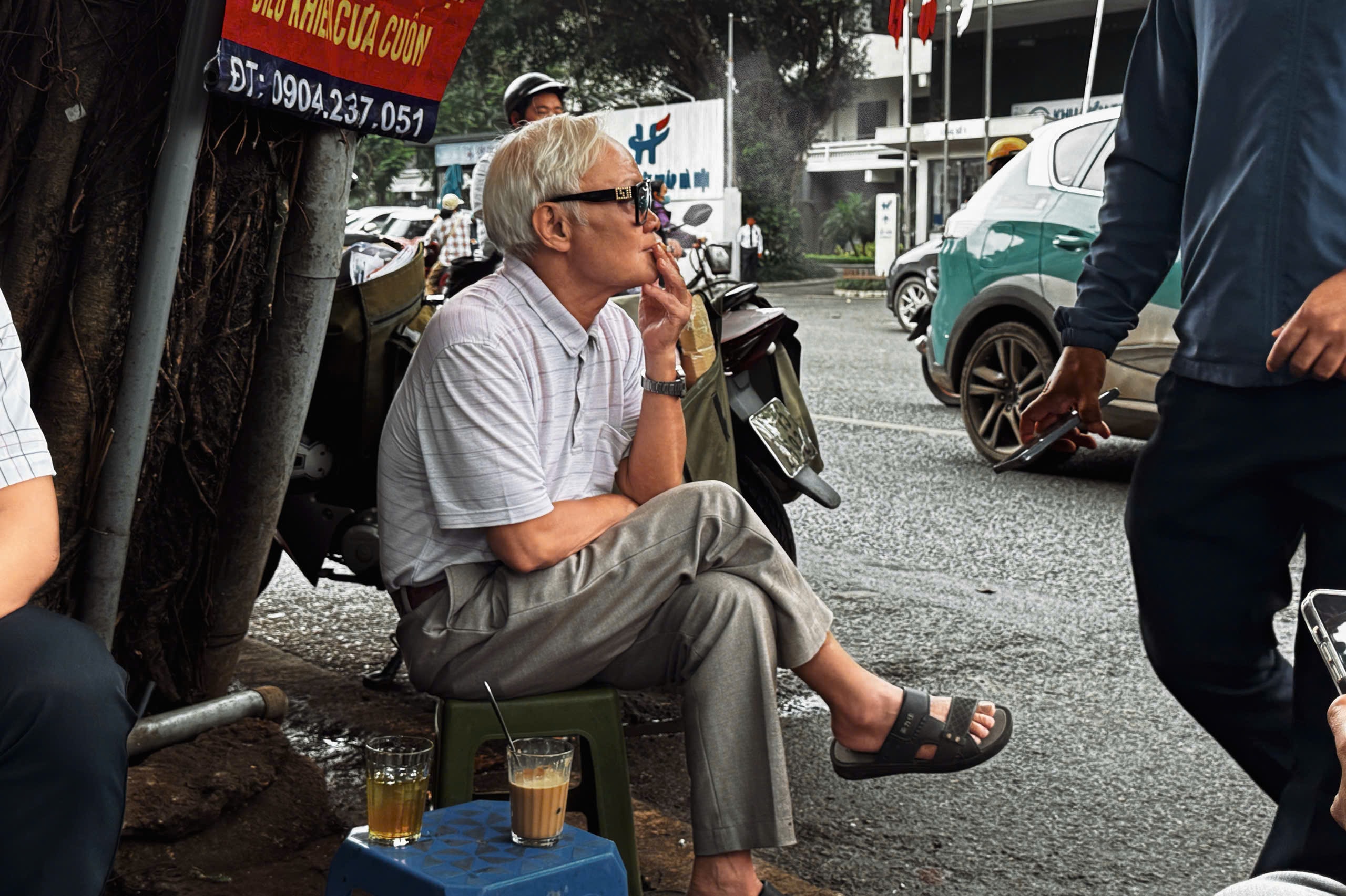 Vị khách nhâm nhi ly cà phê sáng