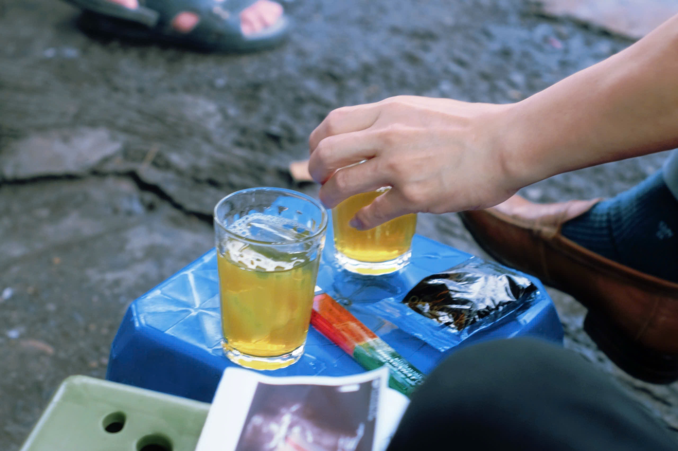 Ly trà đá, tinh thần buổi sáng của những vị khách quen