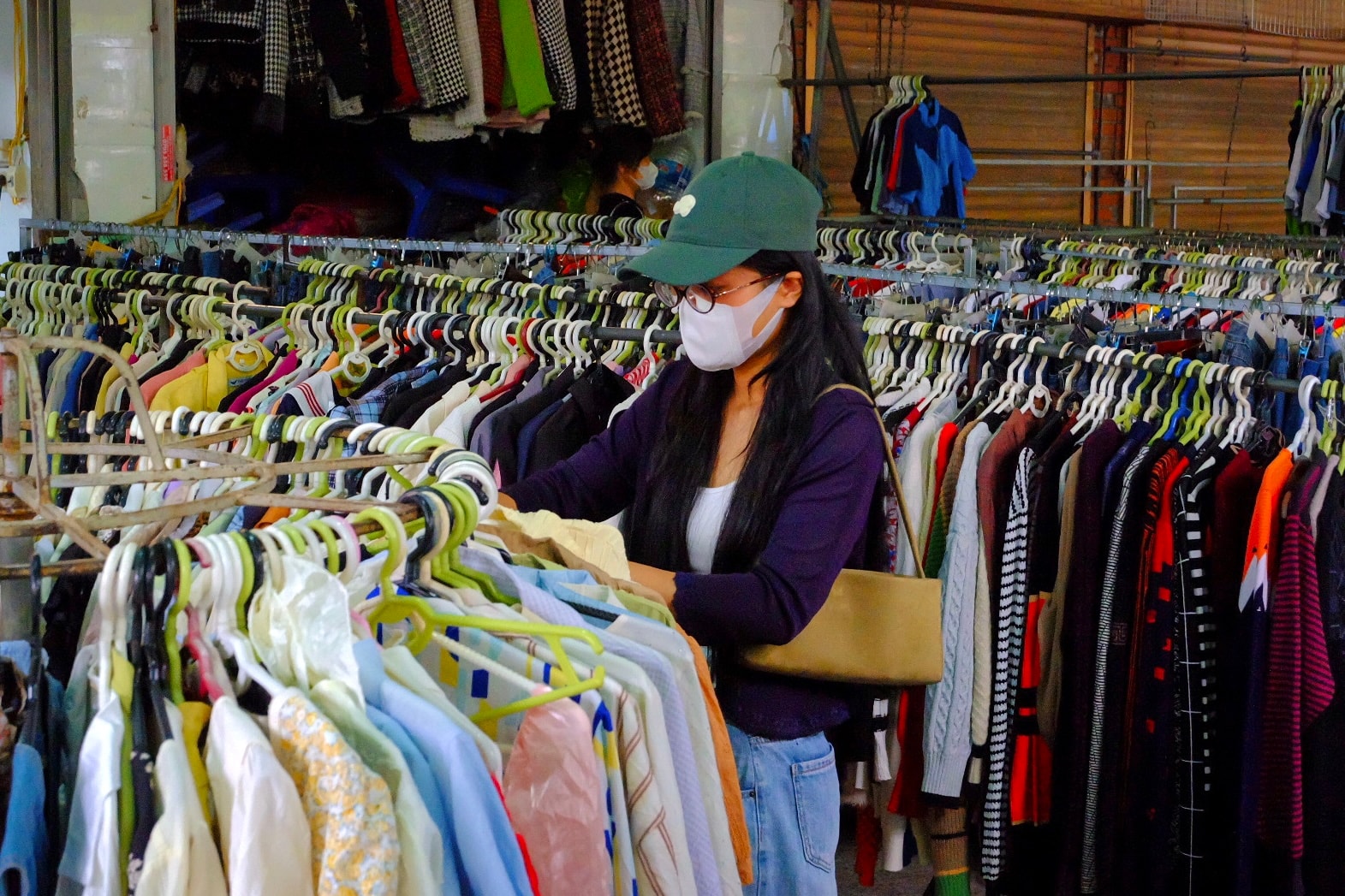 ảnh chị gái chọn đồ 