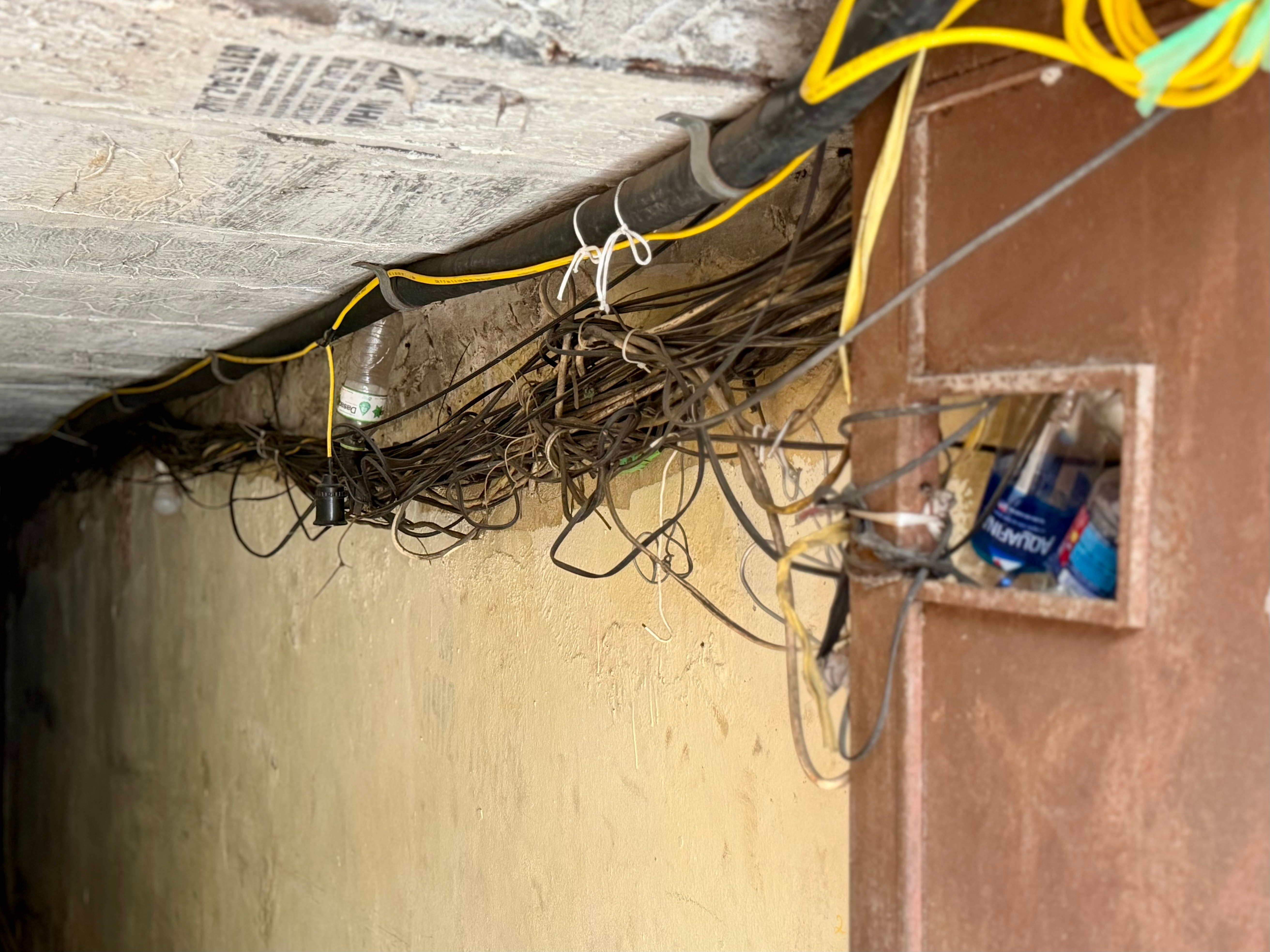 [ngõ] dây điện 