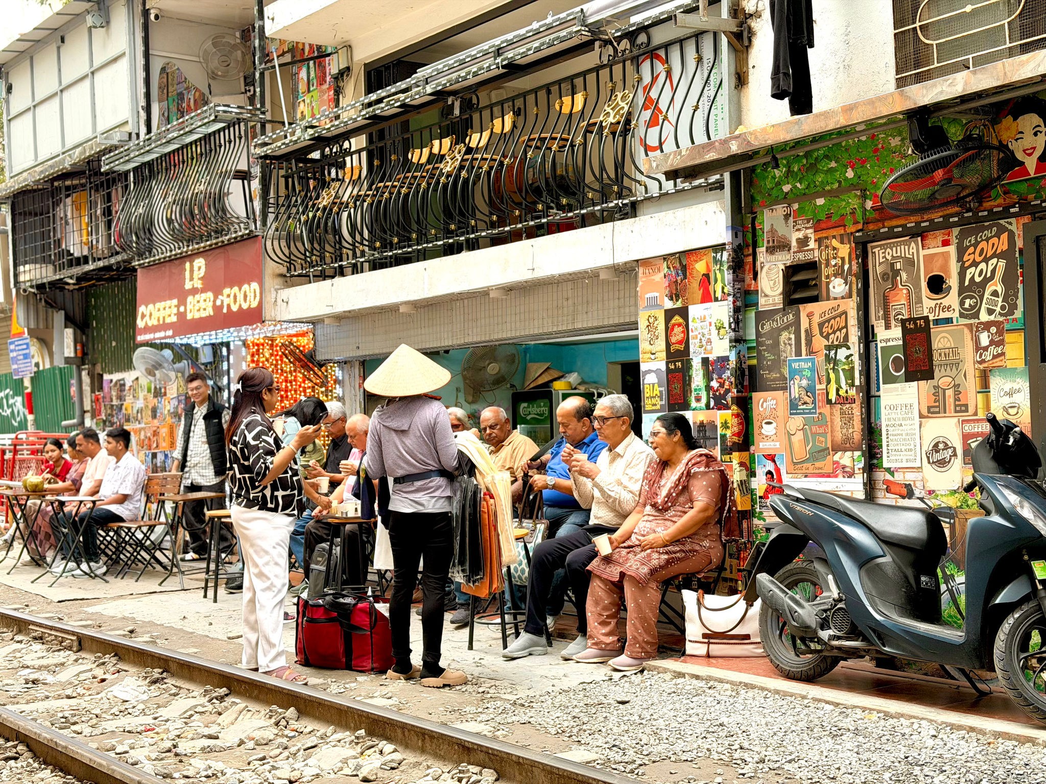 [tàu] buôn bán hàng rong 