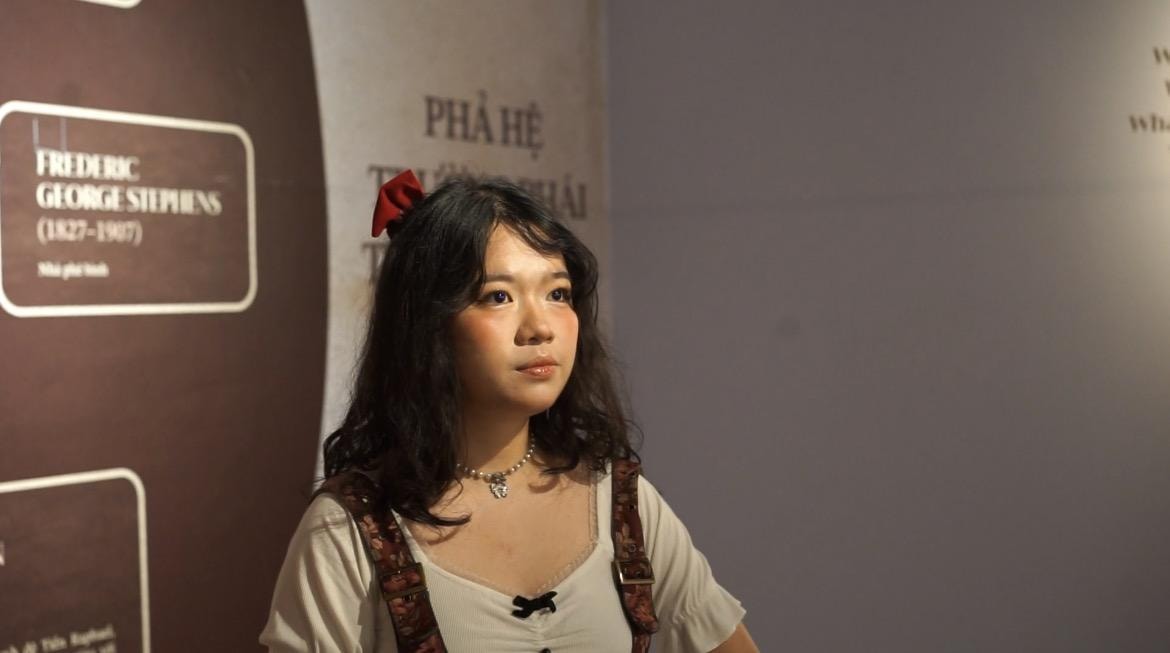 Theo chị Thuý Hồng, hình thức art tour đã giúp người xem chiêm nghiệm được nhiều tầng sâu hơn của tác phẩm