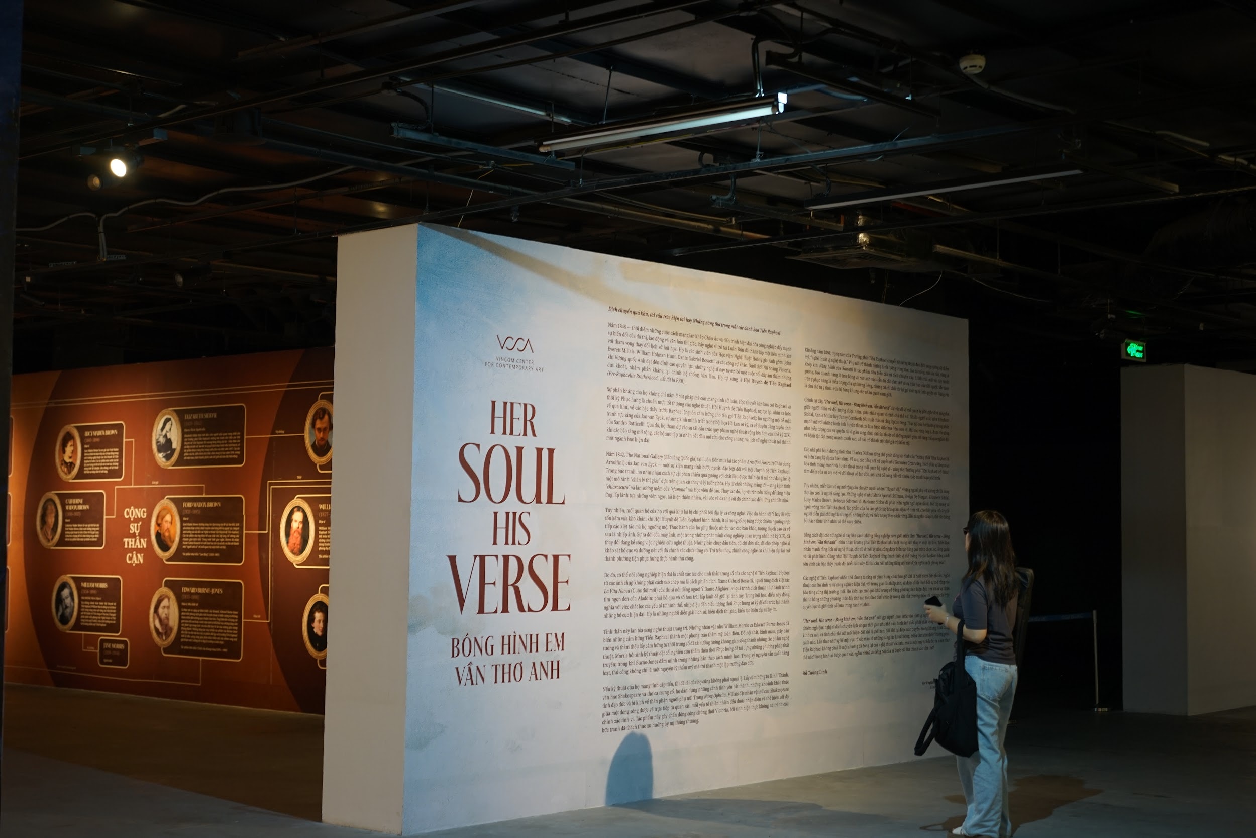 Kết thúc tour, nhiều người nán lại không gian, tiếp tục quan sát và chiêm nghiệm theo cách riêng.