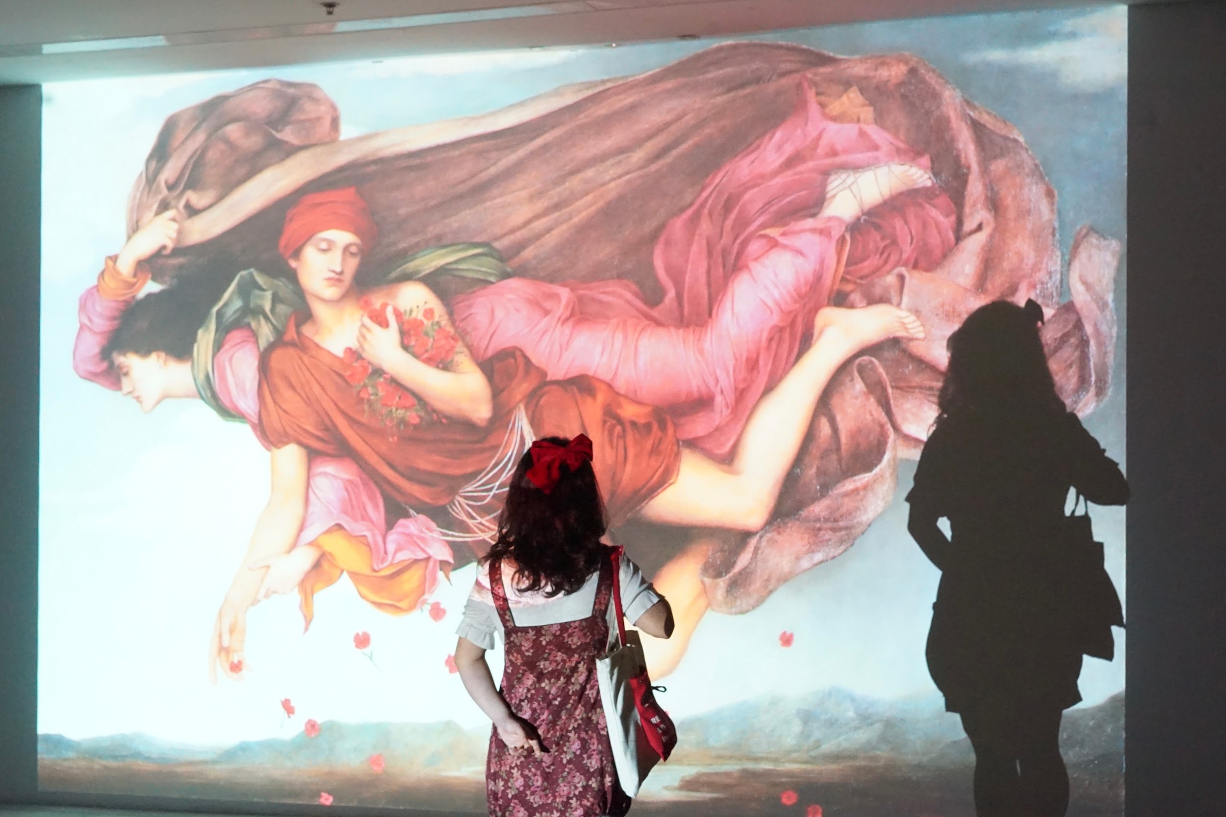 Từ những hiểu biết thông qua art tour, người xem vừa thường thức, vừa đồng sáng tạo tác phẩm thông qua lăng kính nghệ thuật của riêng mình.