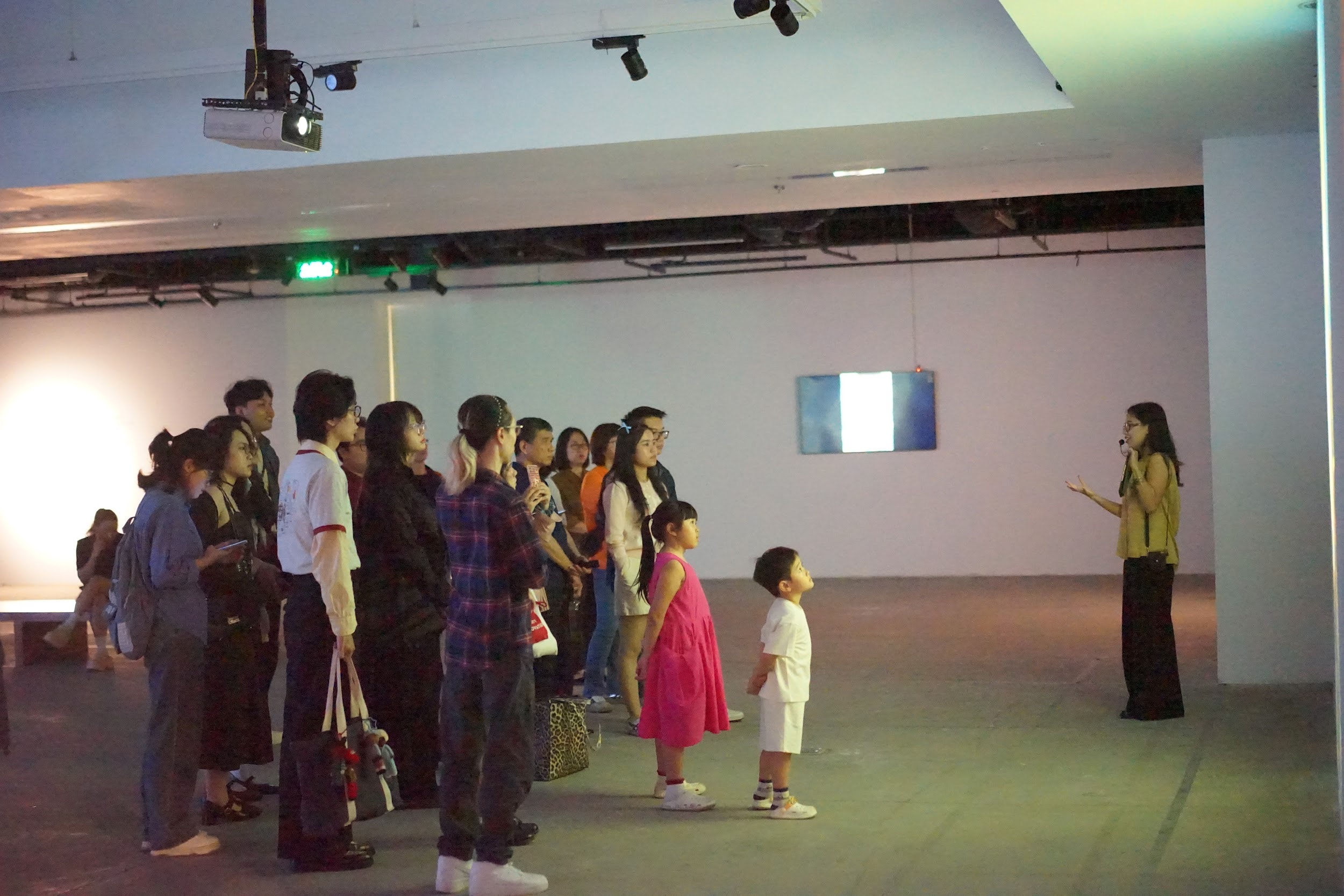 Không gian triển lãm trở thành “lớp học mở”, nơi kiến thức nghệ thuật được truyền tải trực tiếp.