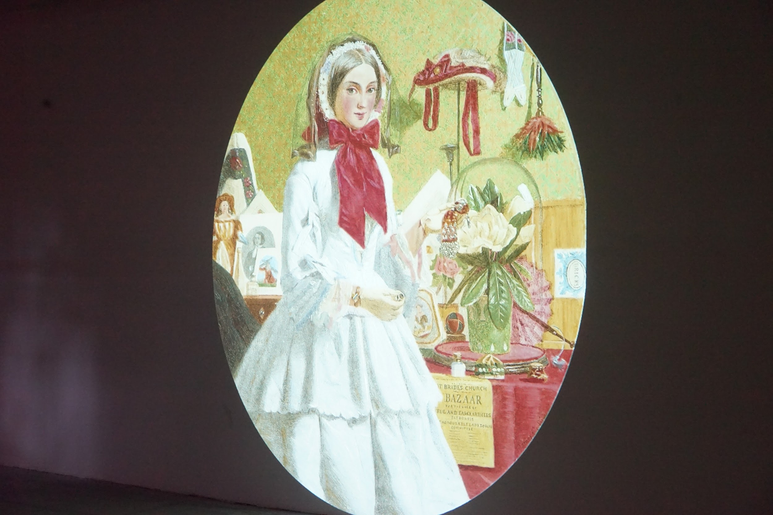 Góc cận một chi tiết tranh, nơi vẻ đẹp người phụ nữ được khắc họa vừa lý tưởng hóa vừa chất chứa ẩn dụ.