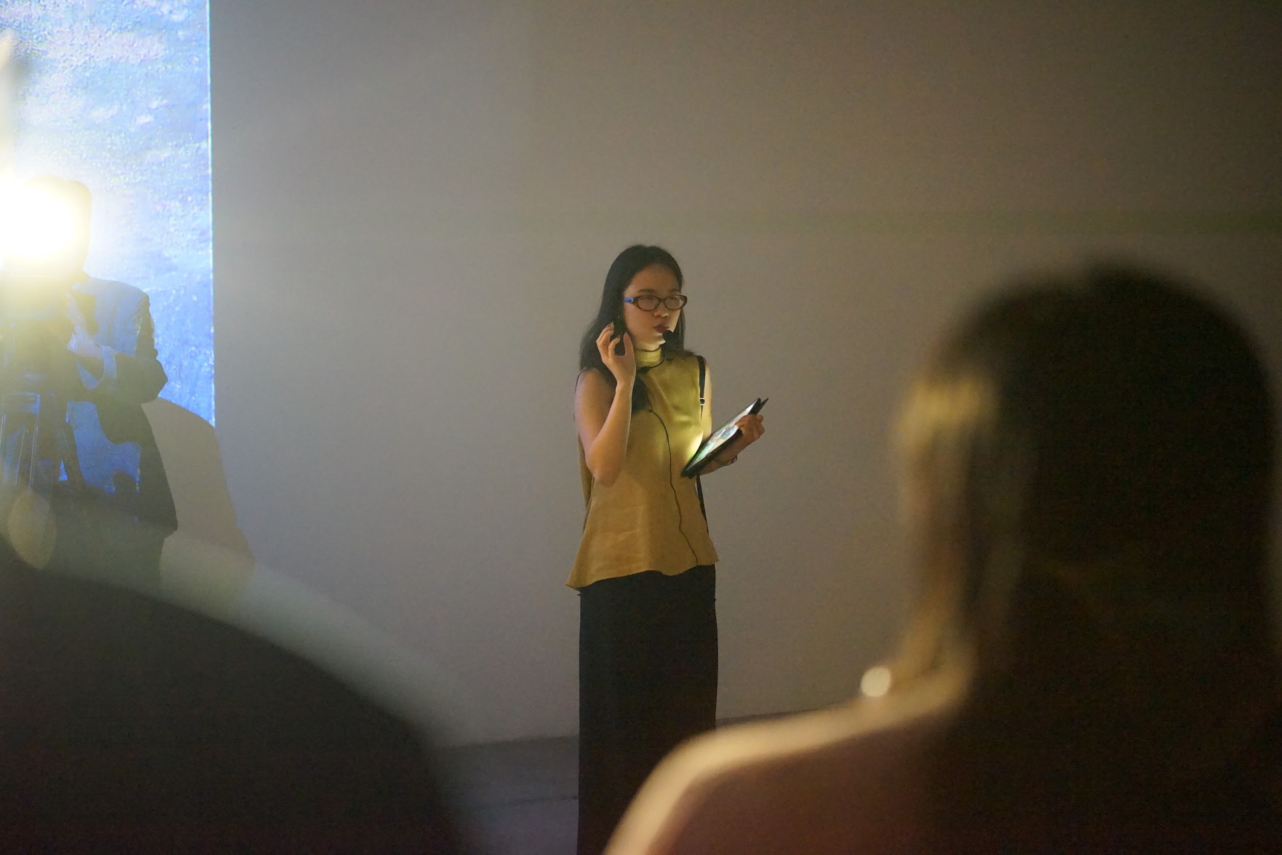 Hà Thảo - hướng dẫn viên art tour - mở đầu bằng câu chuyện về Trường phái Tiền Raphael và bối cảnh lịch sử ra đời.