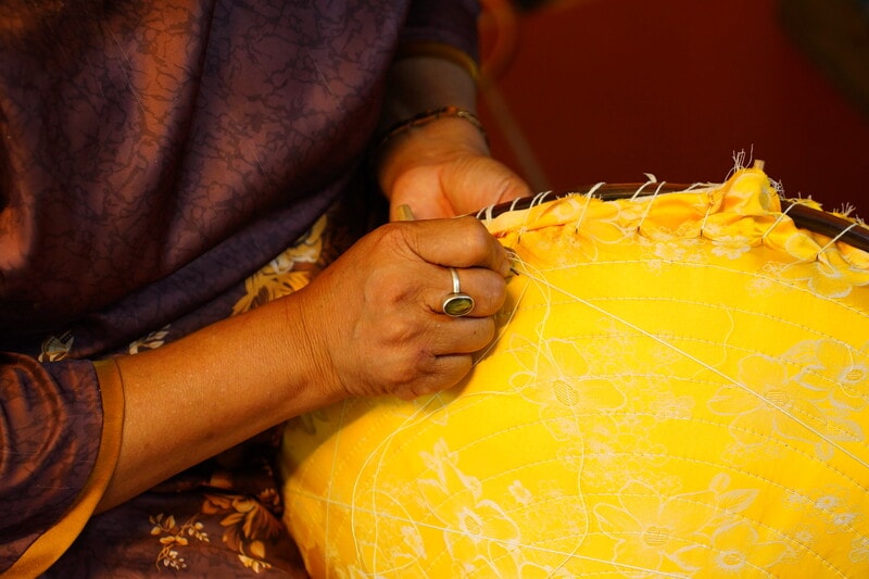 Theo nghệ nhân: “Khó nhất của quy trình làm nón này chính là khâu nón” vì mũi chỉ phải thật đều, thật nhỏ thì chiếc nón mới thanh và đẹp. Nếu khâu thô tay, đường cước nổi gồ hoặc lệch nhịp, giá trị của chiếc nón sẽ giảm đi rất nhiều.