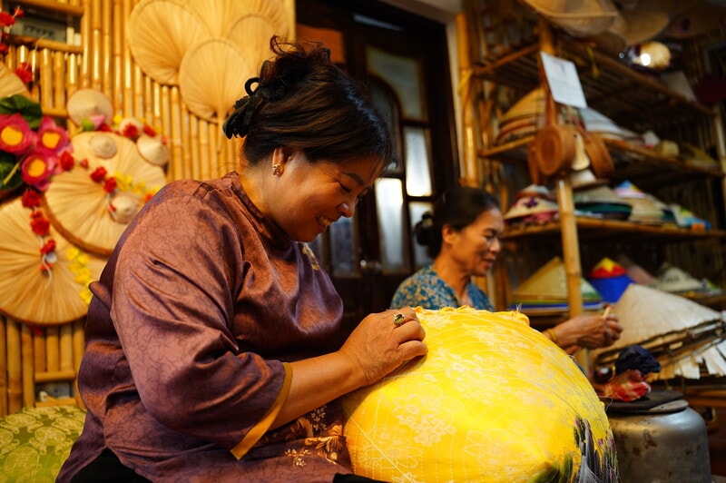 Quan sát mặt nón, mắt rà theo từng đường cước, nghệ nhân Tạ Thu Hương vừa vẫn giữ được sự tập trung gần như tuyệt đối trong suốt quá trình làm, vừa vui vẻ cười trò chuyện với người xung quanh. Bà cho biết bản thân đã theo nghề bố mẹ, học làm nón từ năm 6 tuổi.