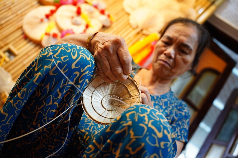 Sau khi khâu xong, người thợ chuyển sang bước nứt nón. Đây là bước gia cố tiếp để khi chiếc nón được bật khỏi khuôn vẫn giữ được độ dẻo, độ chặt và dáng nón không bị xô. 