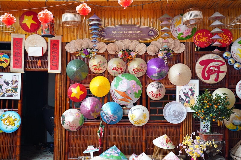 Những dòng nón chất lượng cao như lá già ghép sống, nón quai thao… có giá dao động từ 300.000 đồng đến 500.000 đồng.