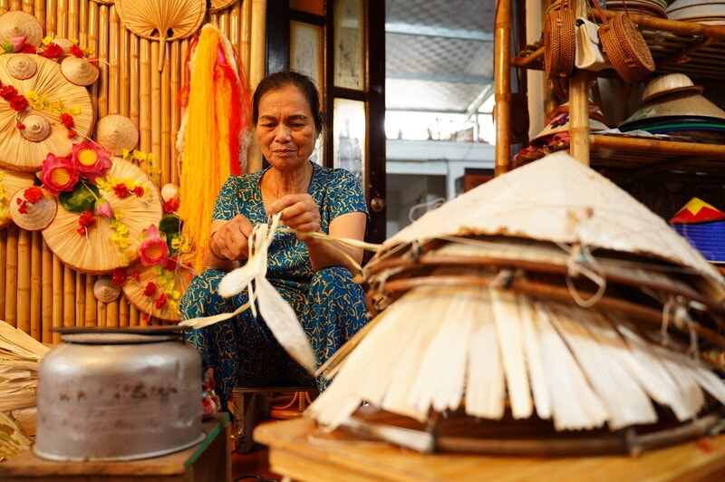Theo nghệ nhân Tạ Thu Hương, lá cọ làm nón được lấy từ rừng Hương Sơn, Hà Tĩnh, đem vò với cát, phơi ba nắng, sấy lưu huỳnh rồi thả ẩm trước khi vào tay thợ. Đến công đoạn đầu tiên là rẽ lá, người làm phải dùng tay tách dọc theo sống lá để mỗi tàu lá mỏng hơn, đều hơn và dễ xếp ôm khuôn nón.